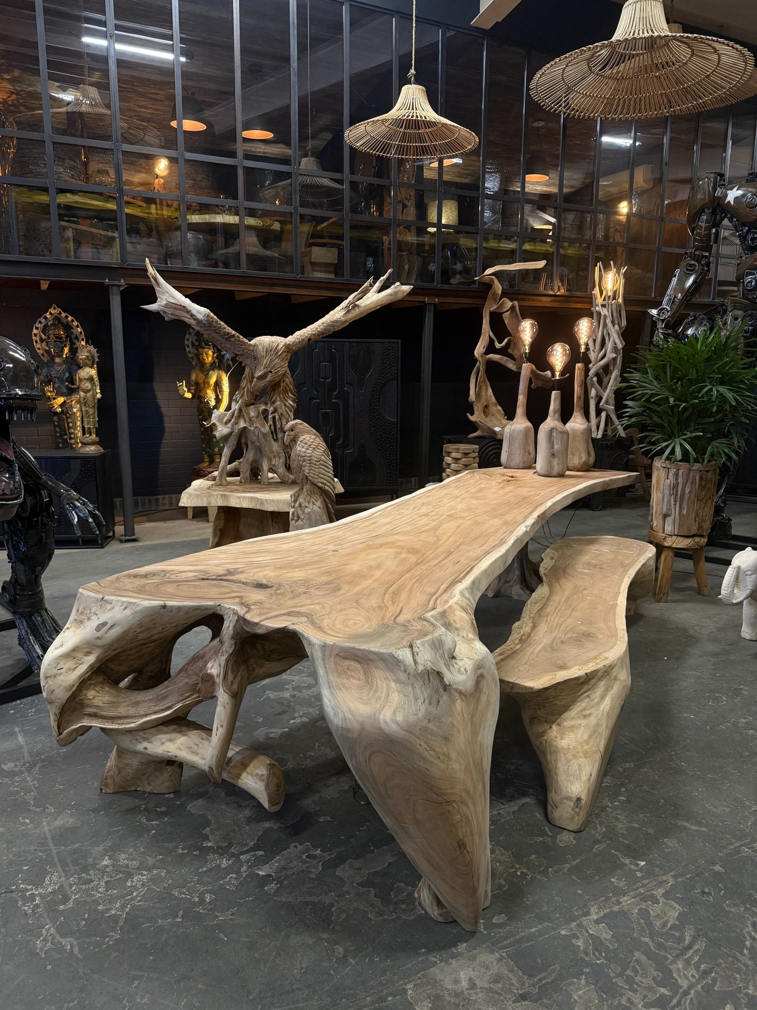 Showroom van Brosi Interiors met boomstamtafels en sculpturen