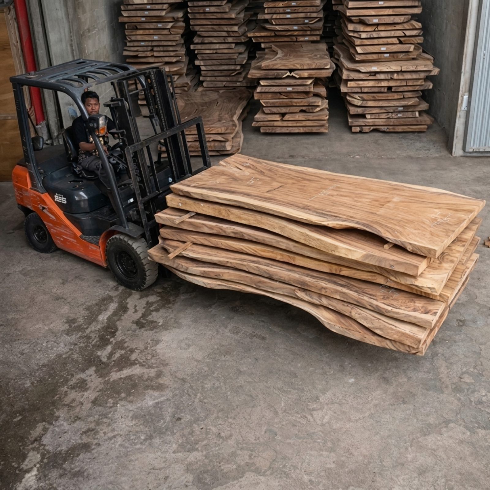 Gabelstapler bewegt massive Holzplatten in Gudang A