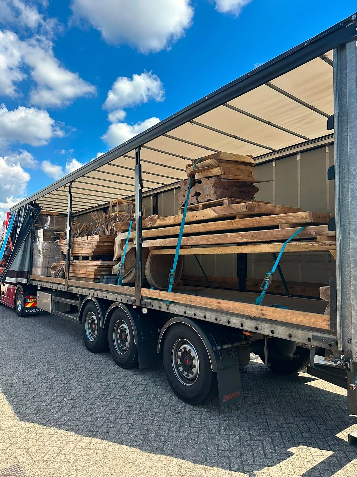 Beladener Auflieger für den Transport