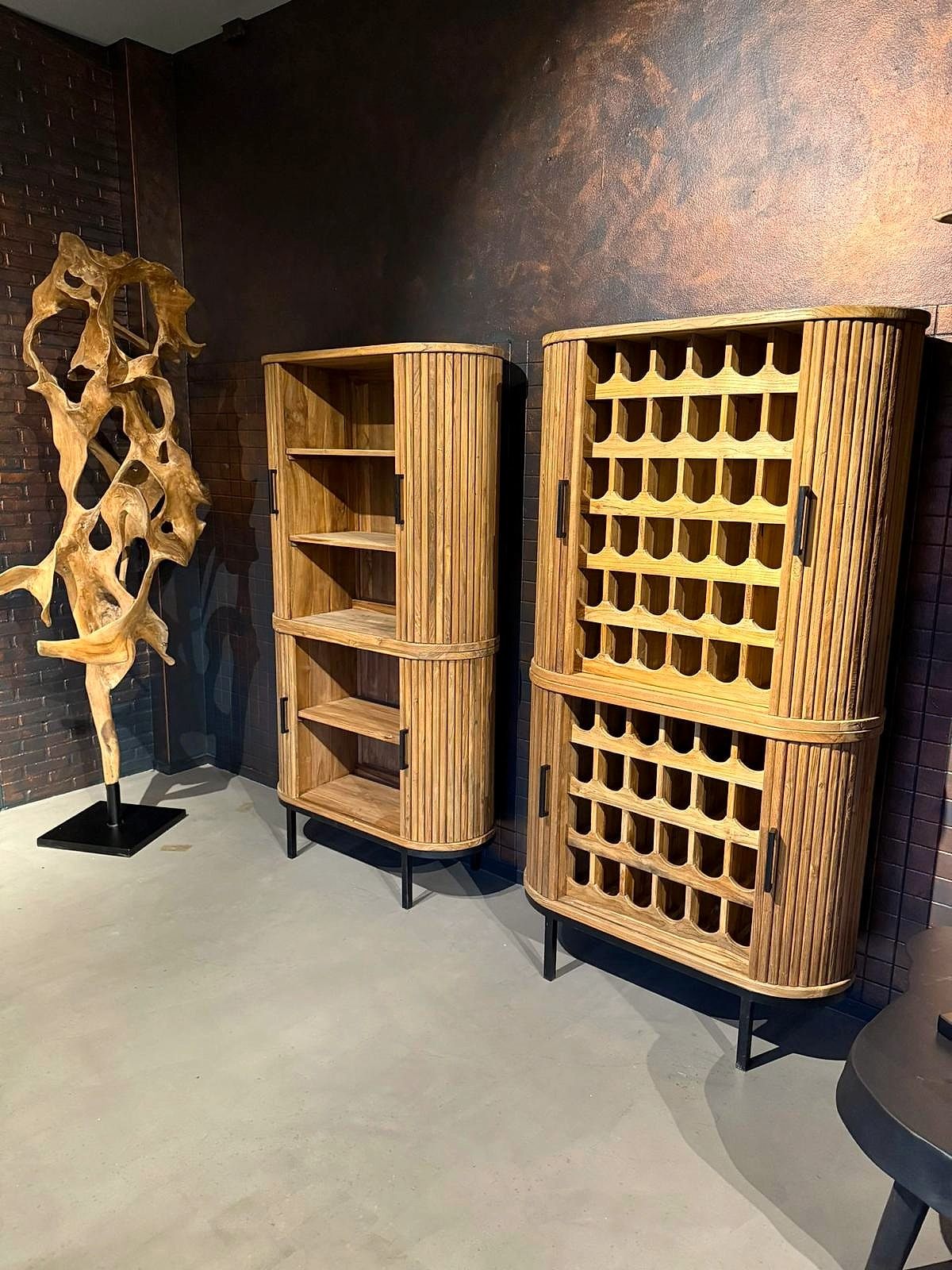 Geschnitzte Figuren und Weinschränke