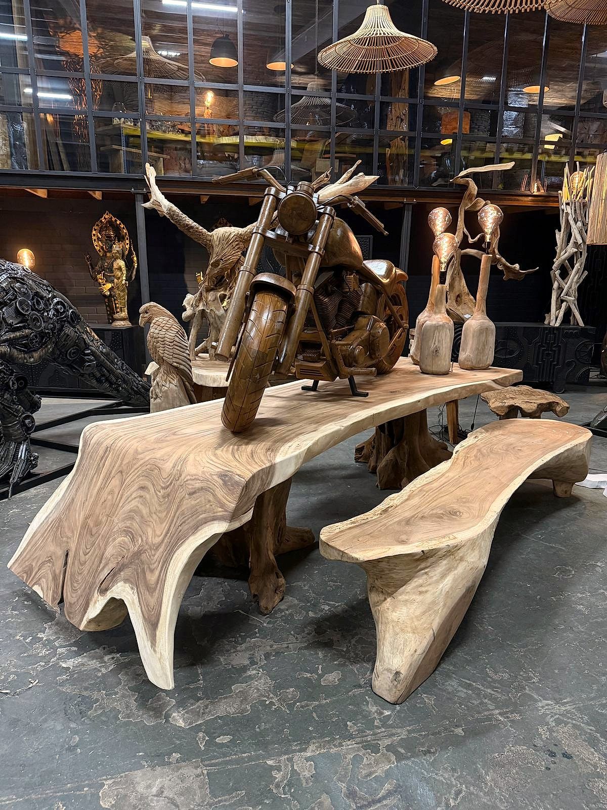 Baumstammtische und Skulpturen