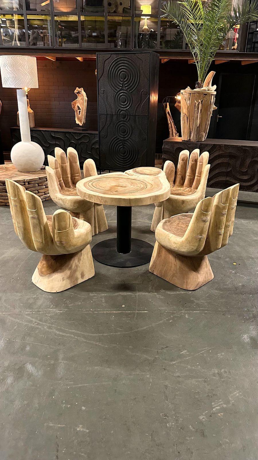 Stühle in Handform rund um einen Tisch