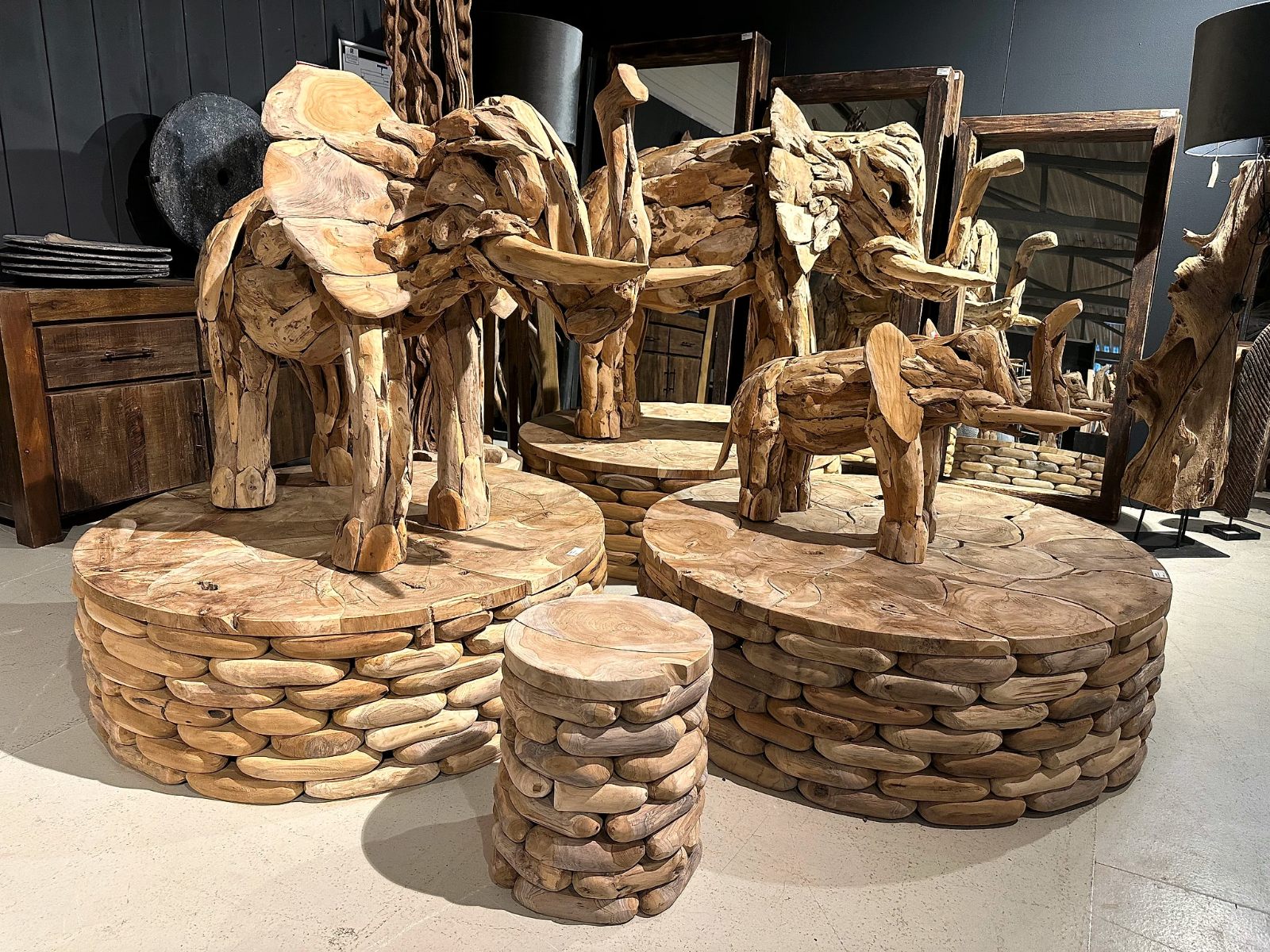 Tierskulpturen im Showroom