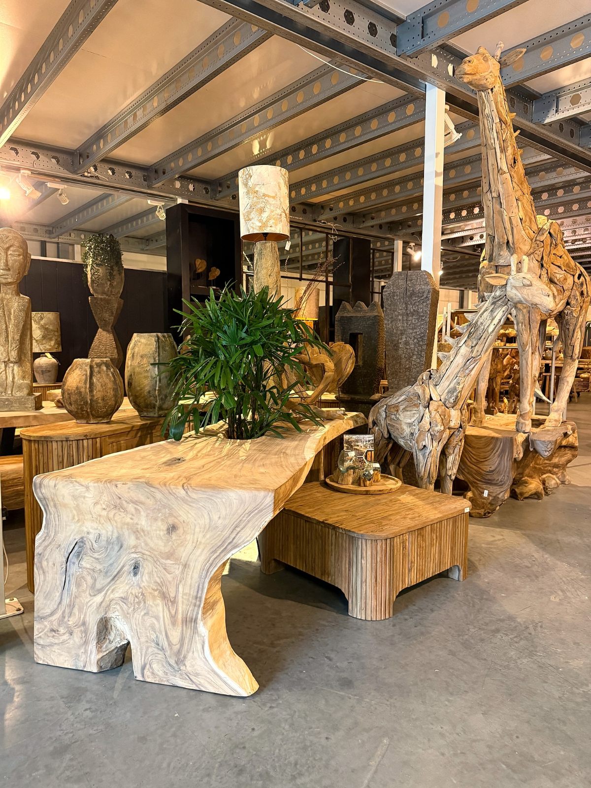 Showroom mit Konsolentisch und Skulpturen