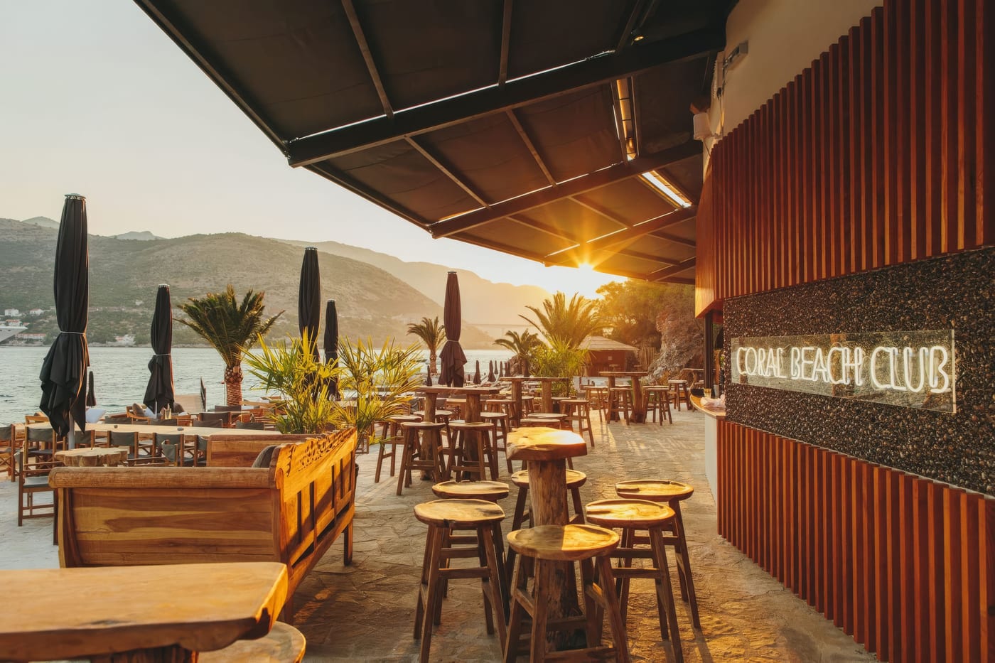 Terras van Coral Beach Club in Dubrovnik met houten meubels