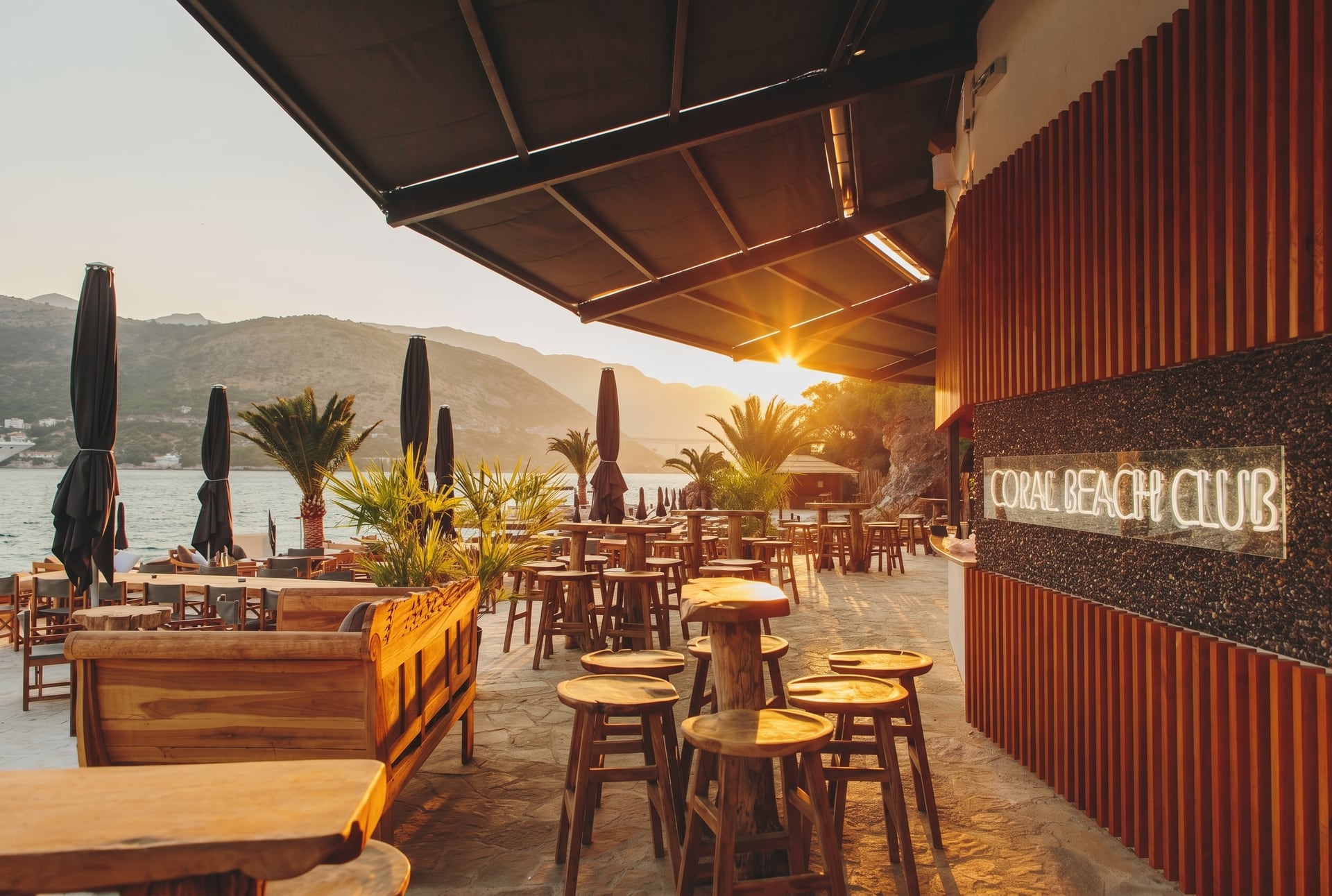 Coral Beach Club bei Sonnenuntergang — Holzmöbel an der Adriaküste