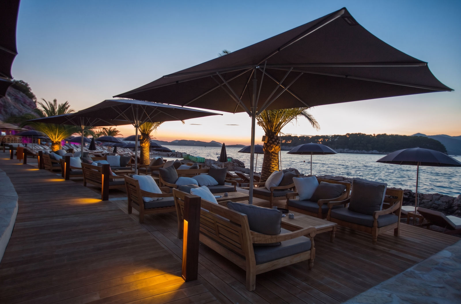 Lounges am Wasser im Abendlicht