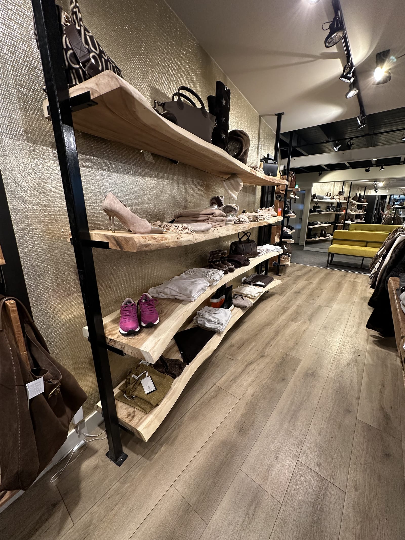 Suar-Bohlen mit Naturkante im Modegeschäft