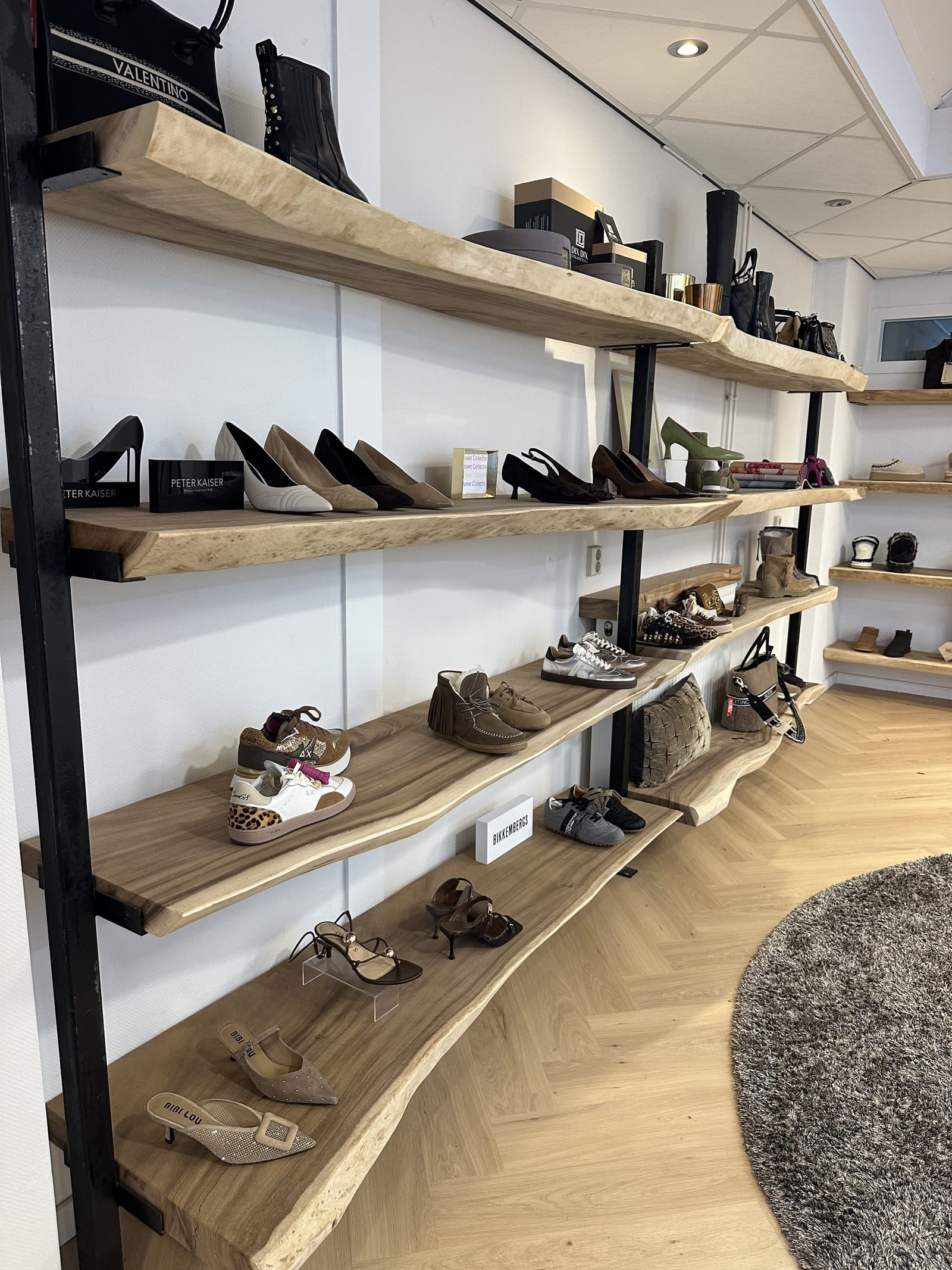 Damenschuhe auf Suar-Bohlen mit Naturkante