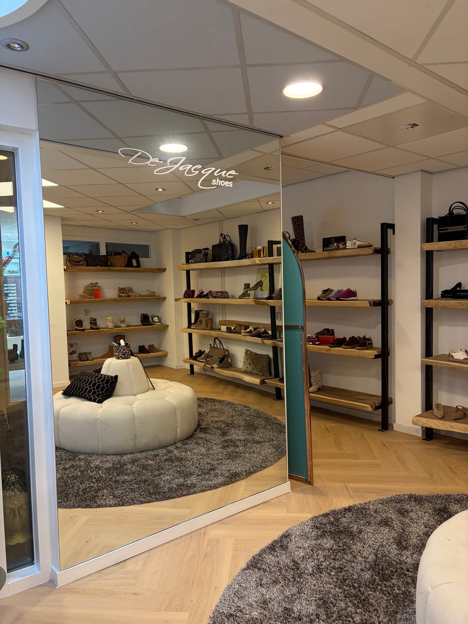 Sitzecke mit Spiegelwand im Schuhgeschäft