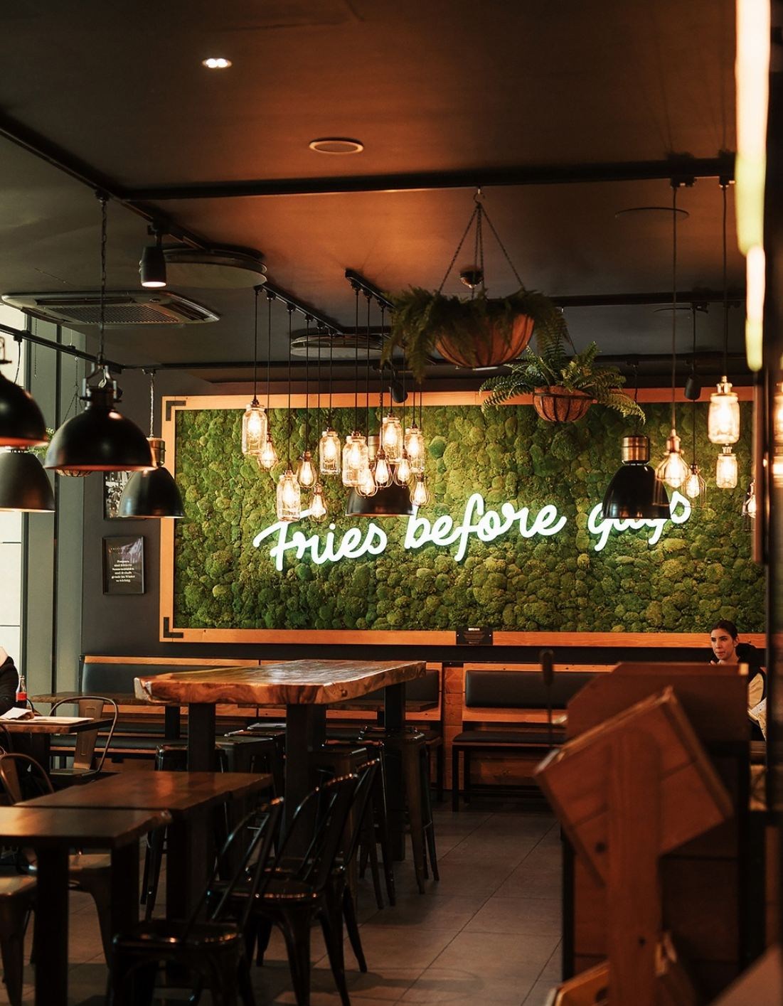 Interieur mit Mooswand und Holztischen
