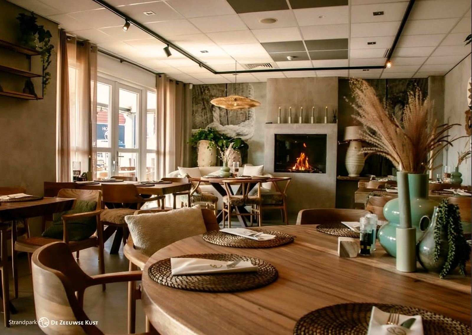Restaurant mit offenem Kamin und Massivholztischen