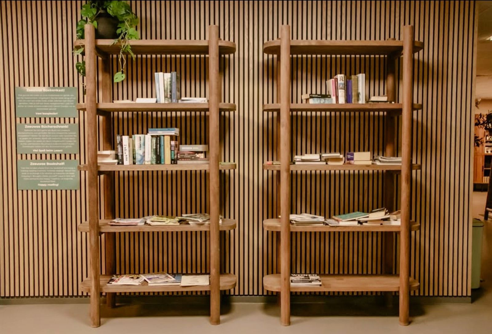 Bücherregale vor einer Lattenwand