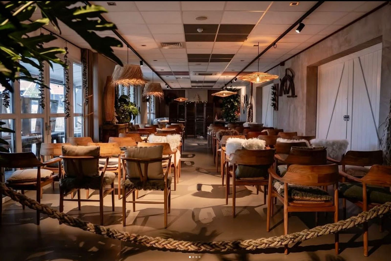 Restaurant mit Holzstühlen und Schaffellen