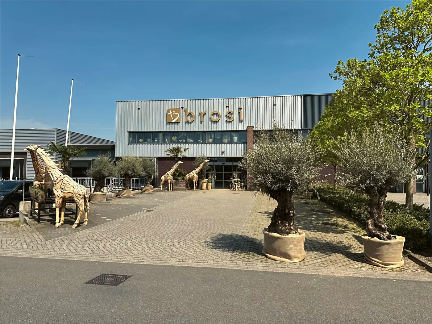 Pand van Brosi Venlo met sculpturen voor de entree