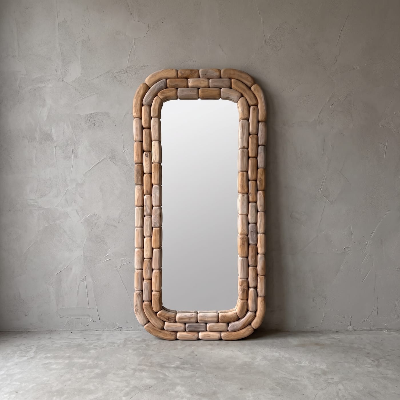 Spiegel Arunja van gerecycled teak, recht vooraanzicht van de lange spiegel binnen een dubbele rand van afgeronde teakblokjes