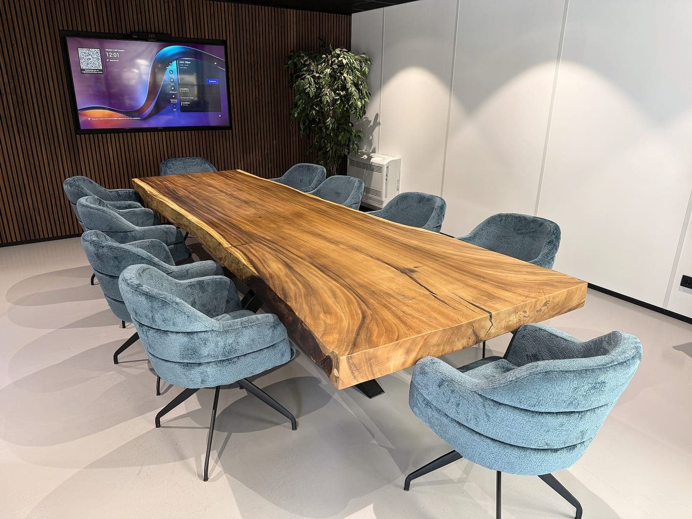 Vergadertafel met een suarblad op een spinpoot in een kantoor