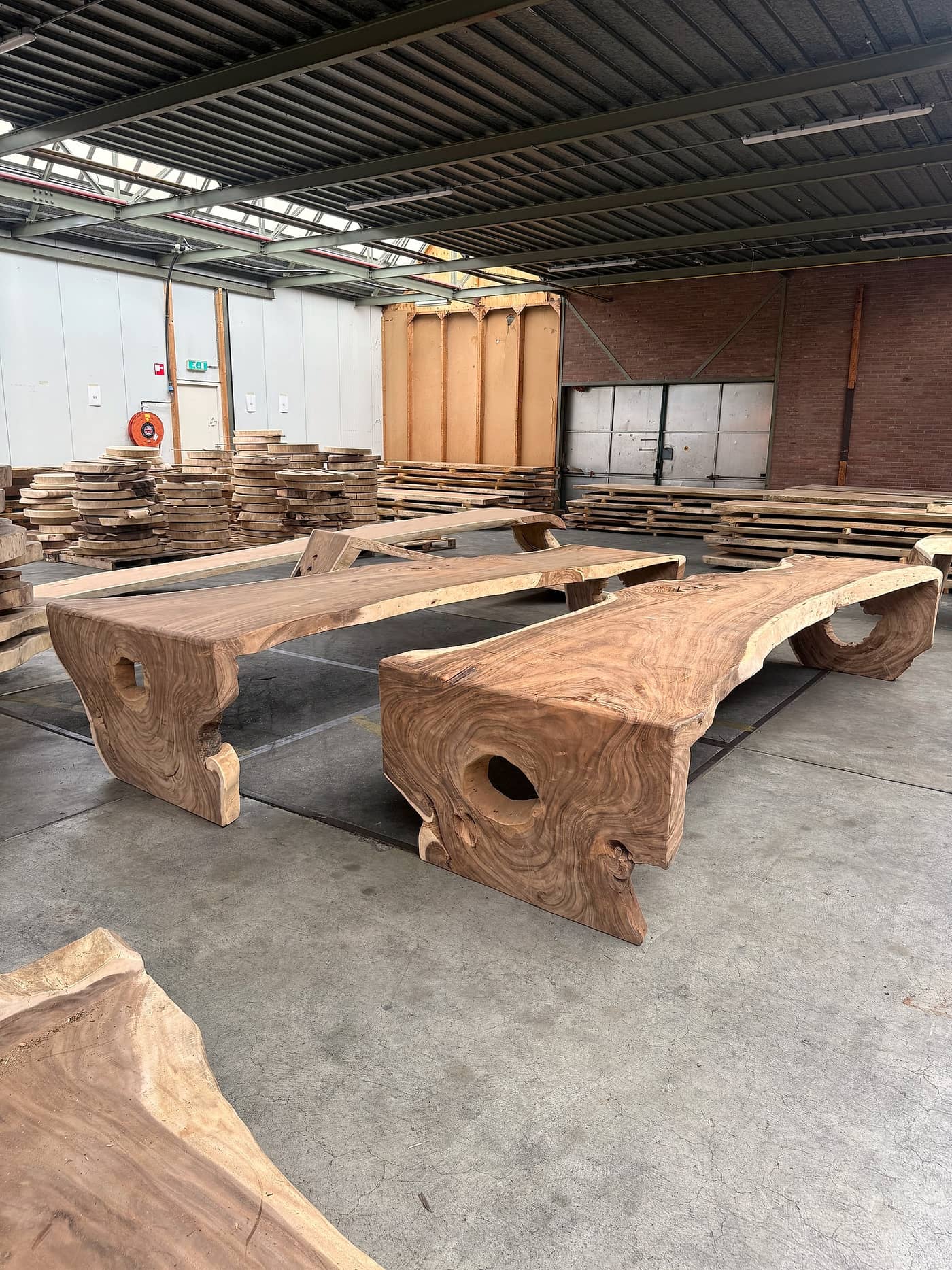 Riviertafels van suarhout in de hal