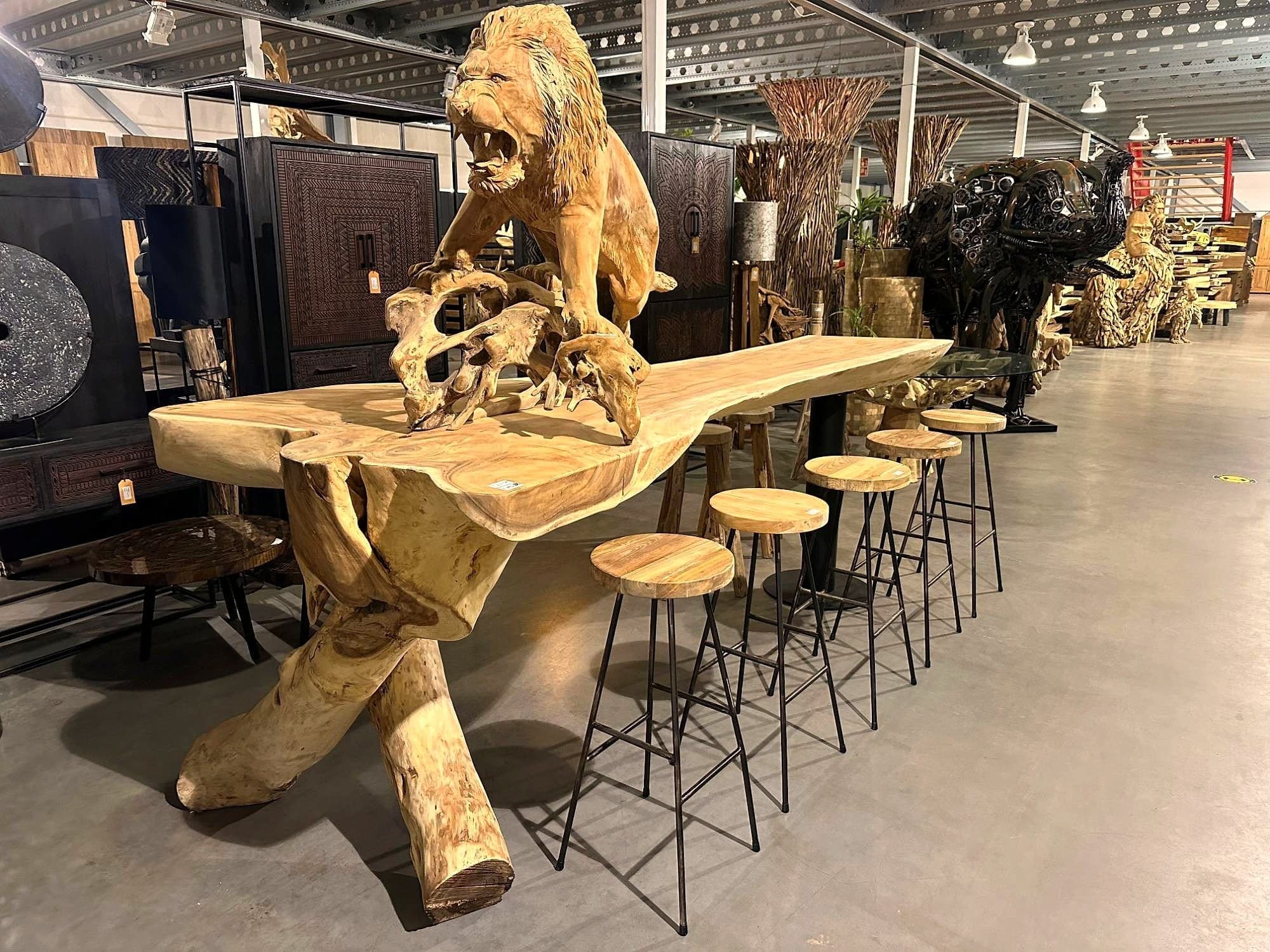 Bartafel met een suarblad op een wortelvoet, met een gesneden leeuw en barkrukken, in de showroom