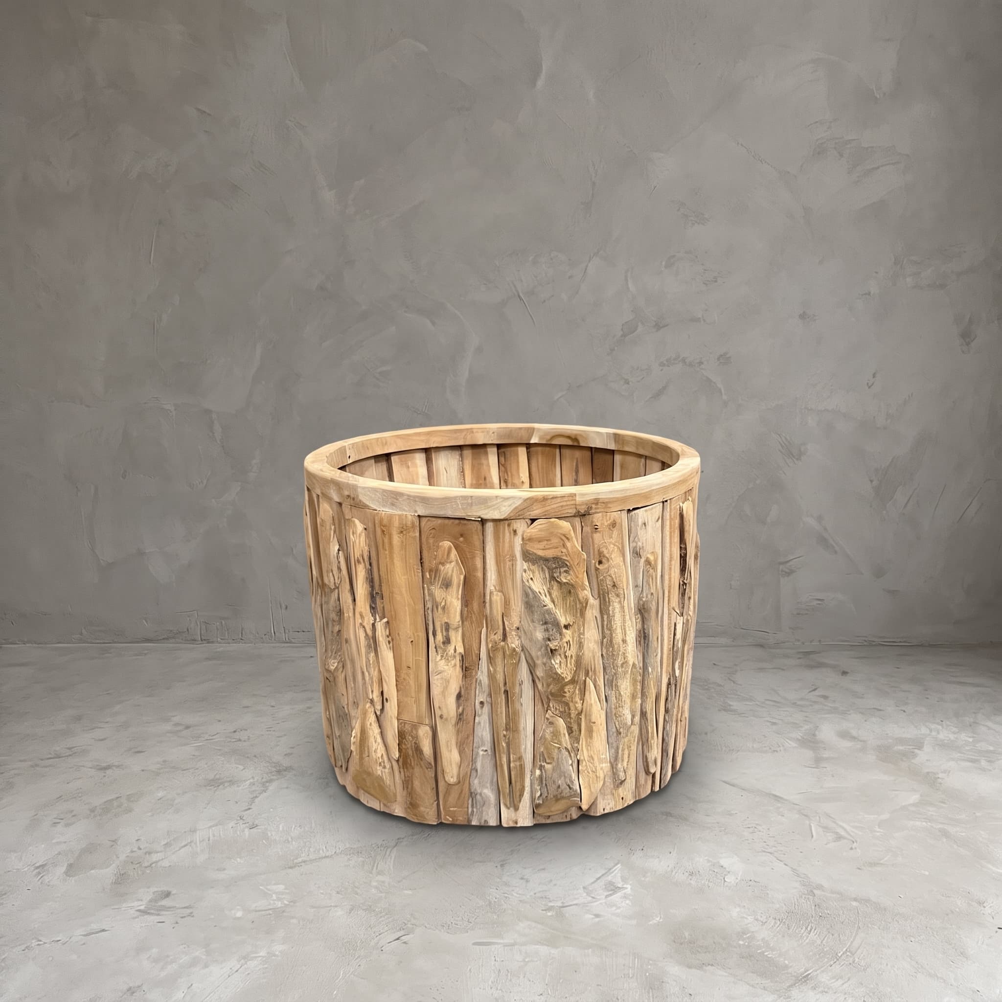 Pot Jono van gerecycled teak, rond en breed, losse pot met een platte houten rand en ruwe stukken teak langs de zijkant