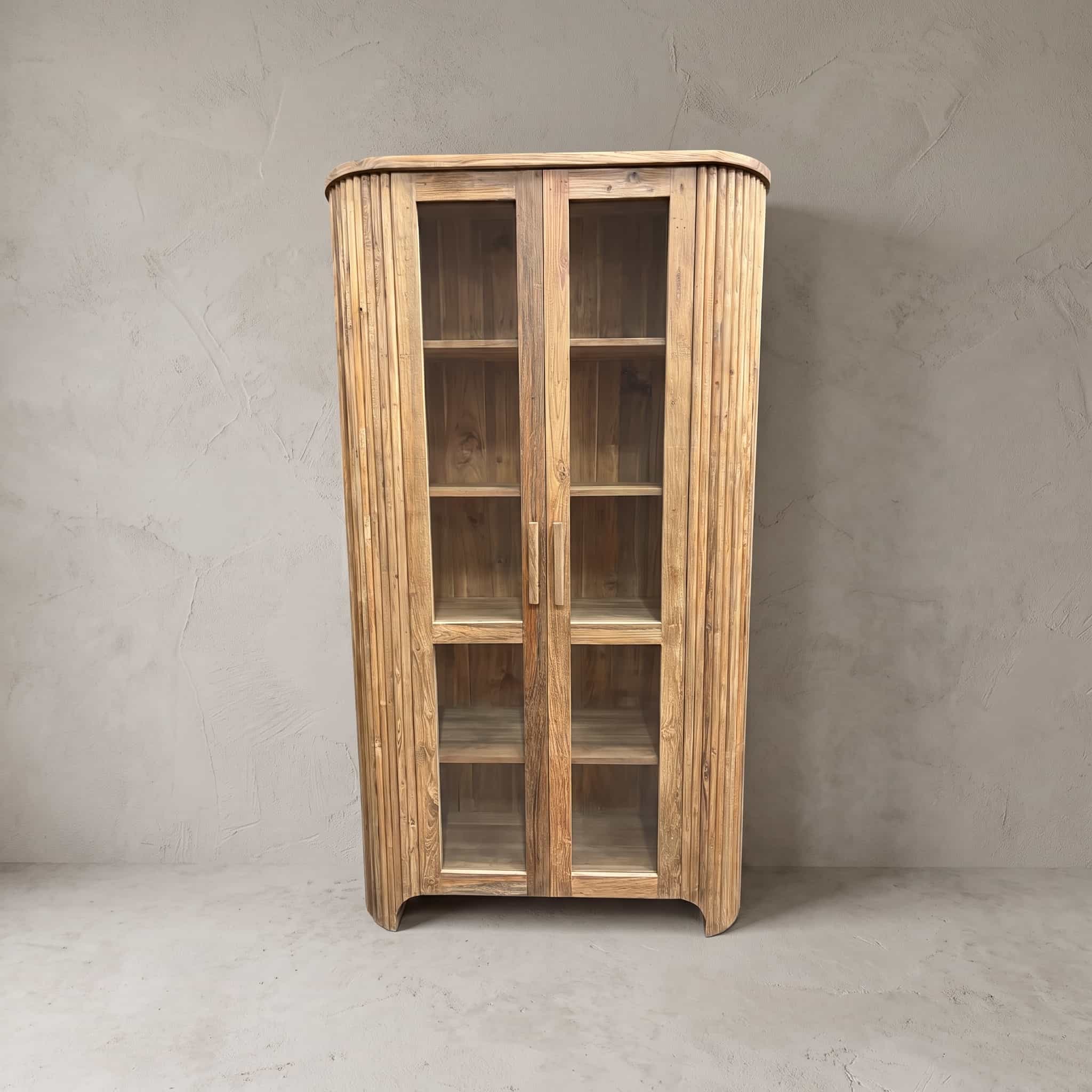 Kast Rujen van gerecycled teak, met glas, vooraanzicht van twee glazen deuren met legplanken, tussen afgeronde zijkanten met ribbels