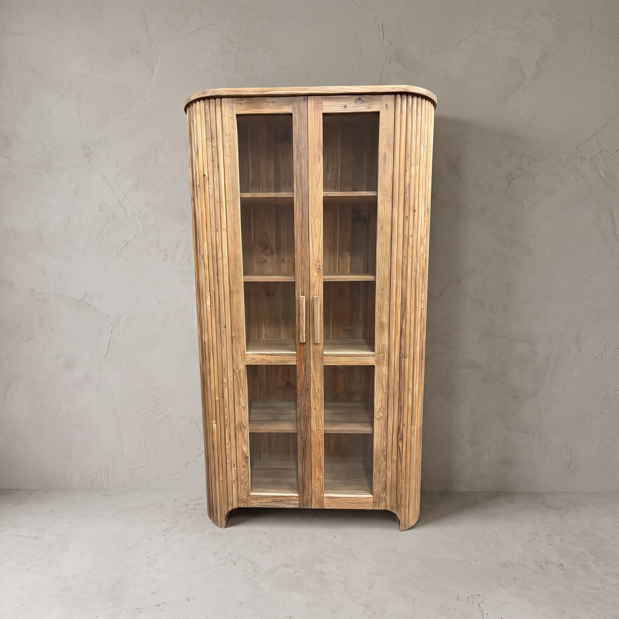Kast Rujen van gerecycled teak, met glas, vooraanzicht van twee glazen deuren met legplanken, tussen afgeronde zijkanten met ribbels