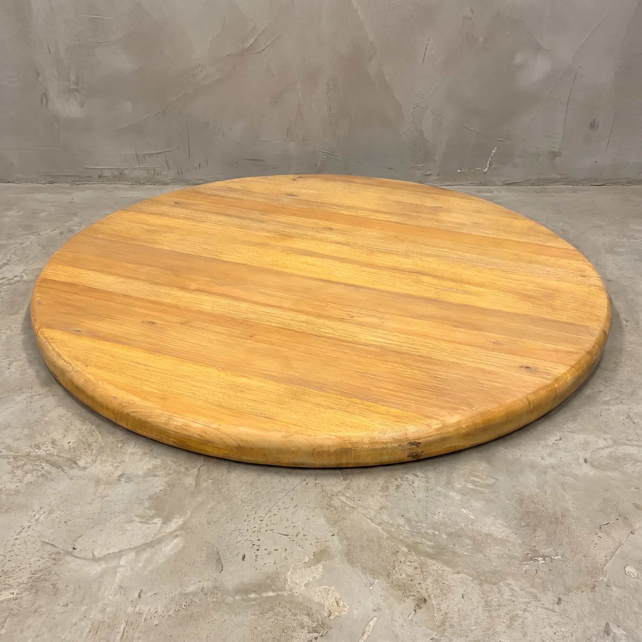 Tafelblad Balok van gerecycled hardhout, rond, schuin van boven met de afgeronde rand en honinggele planken