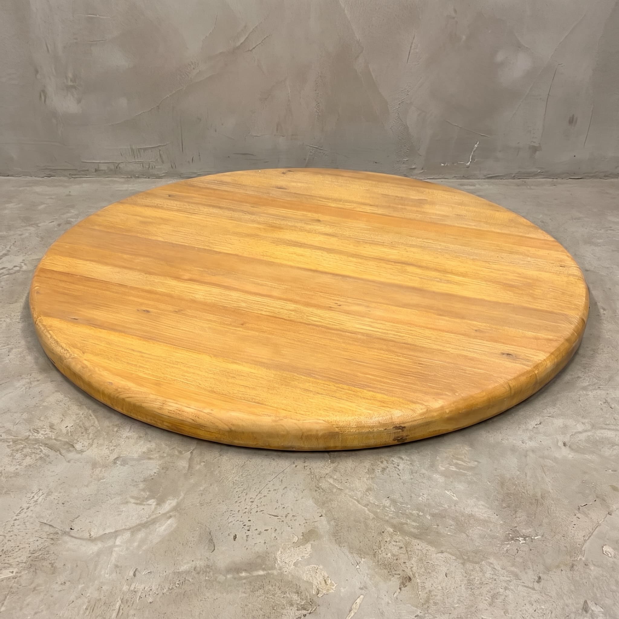 Tafelblad Balok van gerecycled hardhout, rond, schuin van boven met de afgeronde rand en honinggele planken