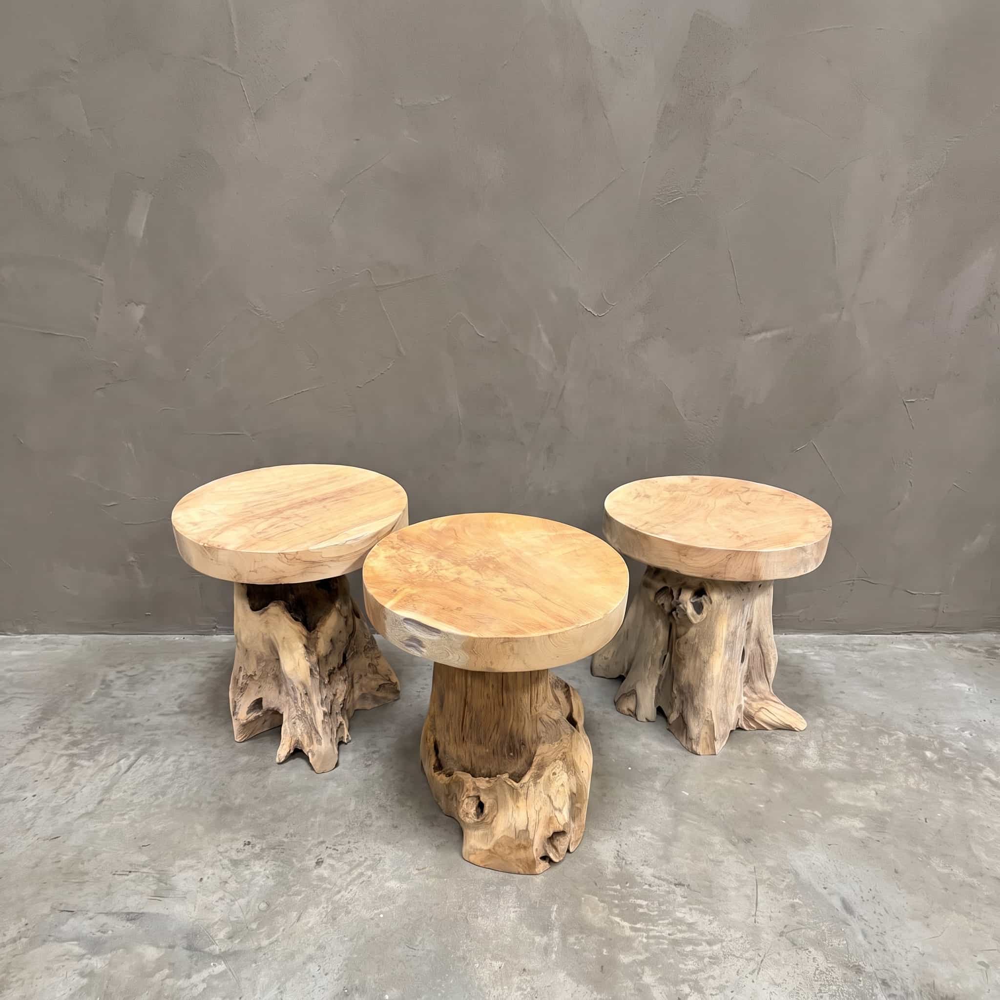Kruk Roots van wortelhout met een rond zitvlak op een knoestige wortelvoet, met twee andere exemplaren ernaast