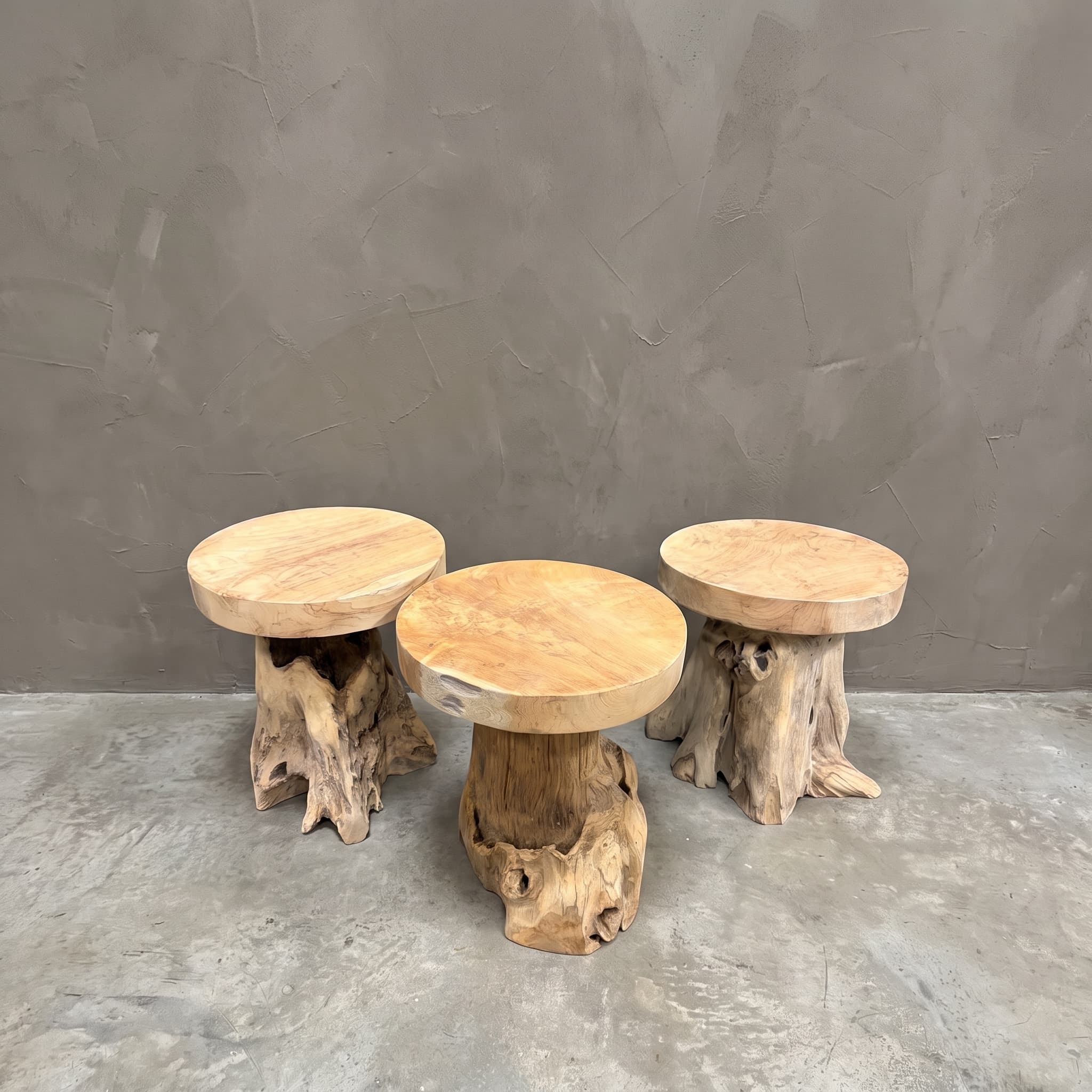 Kruk Roots van wortelhout met een rond zitvlak op een knoestige wortelvoet, met twee andere exemplaren ernaast