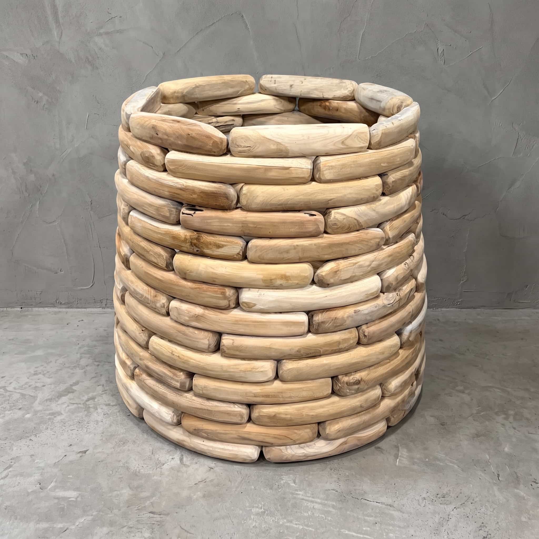 Onderstel Arunja van gerecycled teak, open cilinder uit verspringende rijen afgeronde blokken