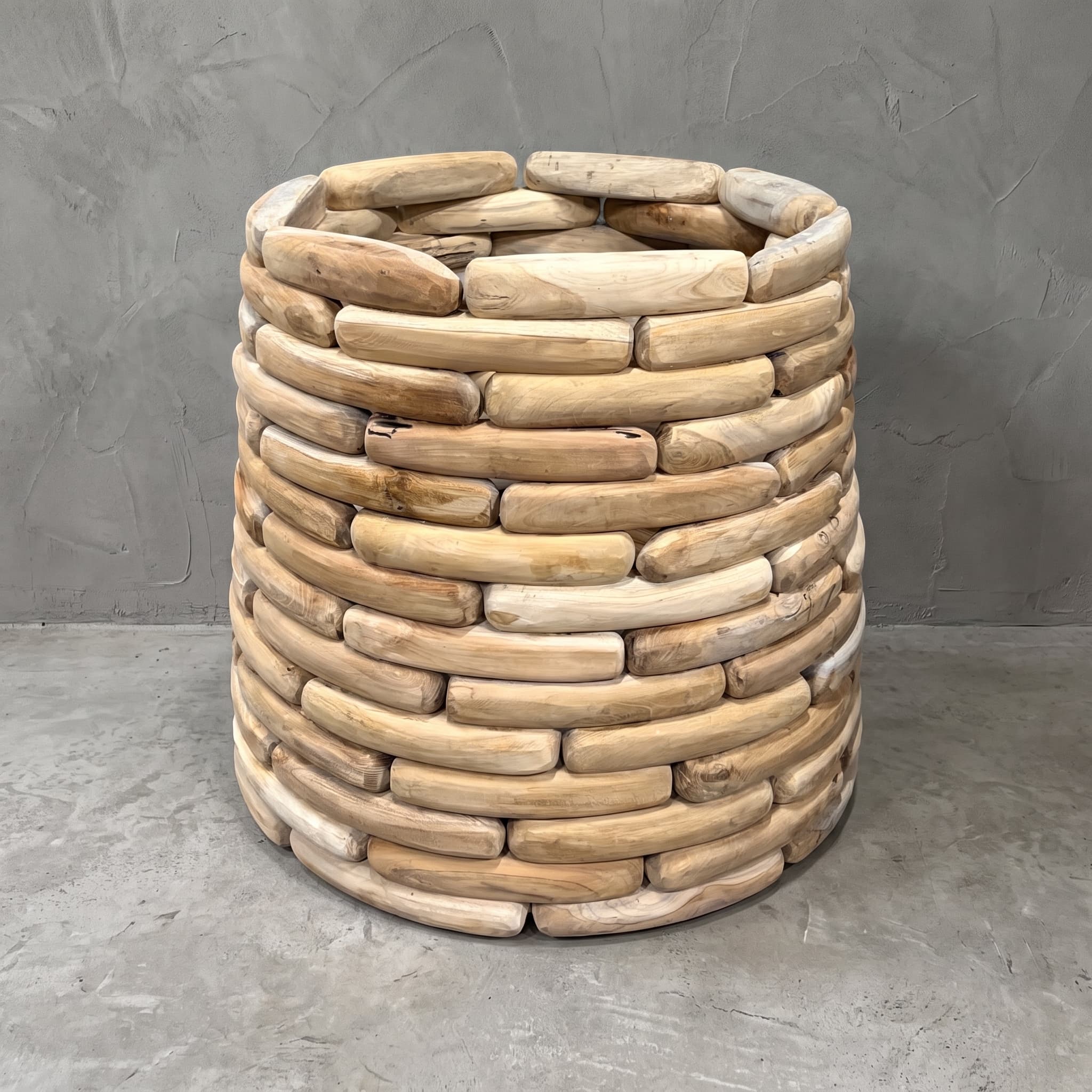 Onderstel Arunja van gerecycled teak, open cilinder uit verspringende rijen afgeronde blokken