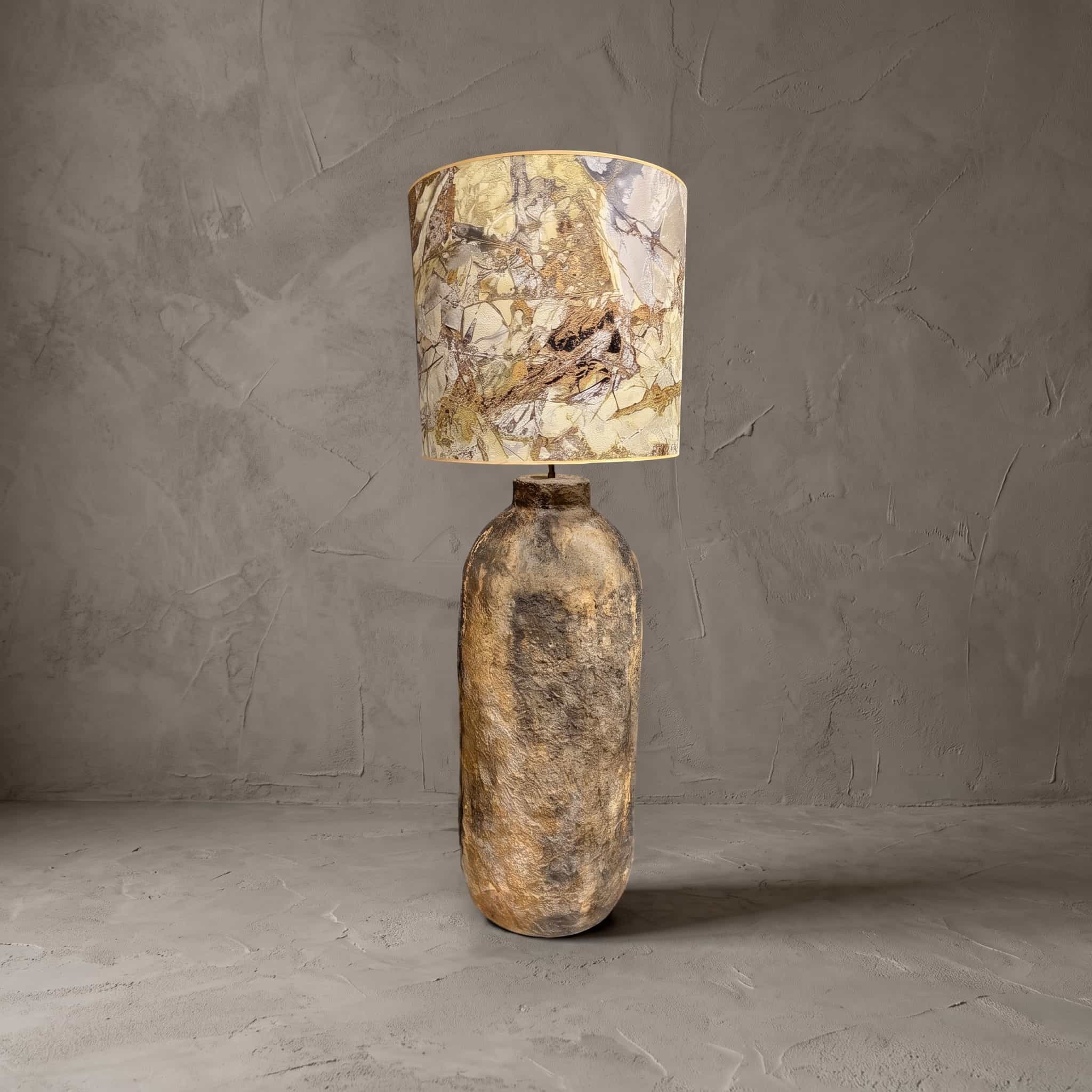 Lamp Gurat van polystone, flesvorm, lamp van polystone als langwerpige fles in bruin en oker, vooraanzicht