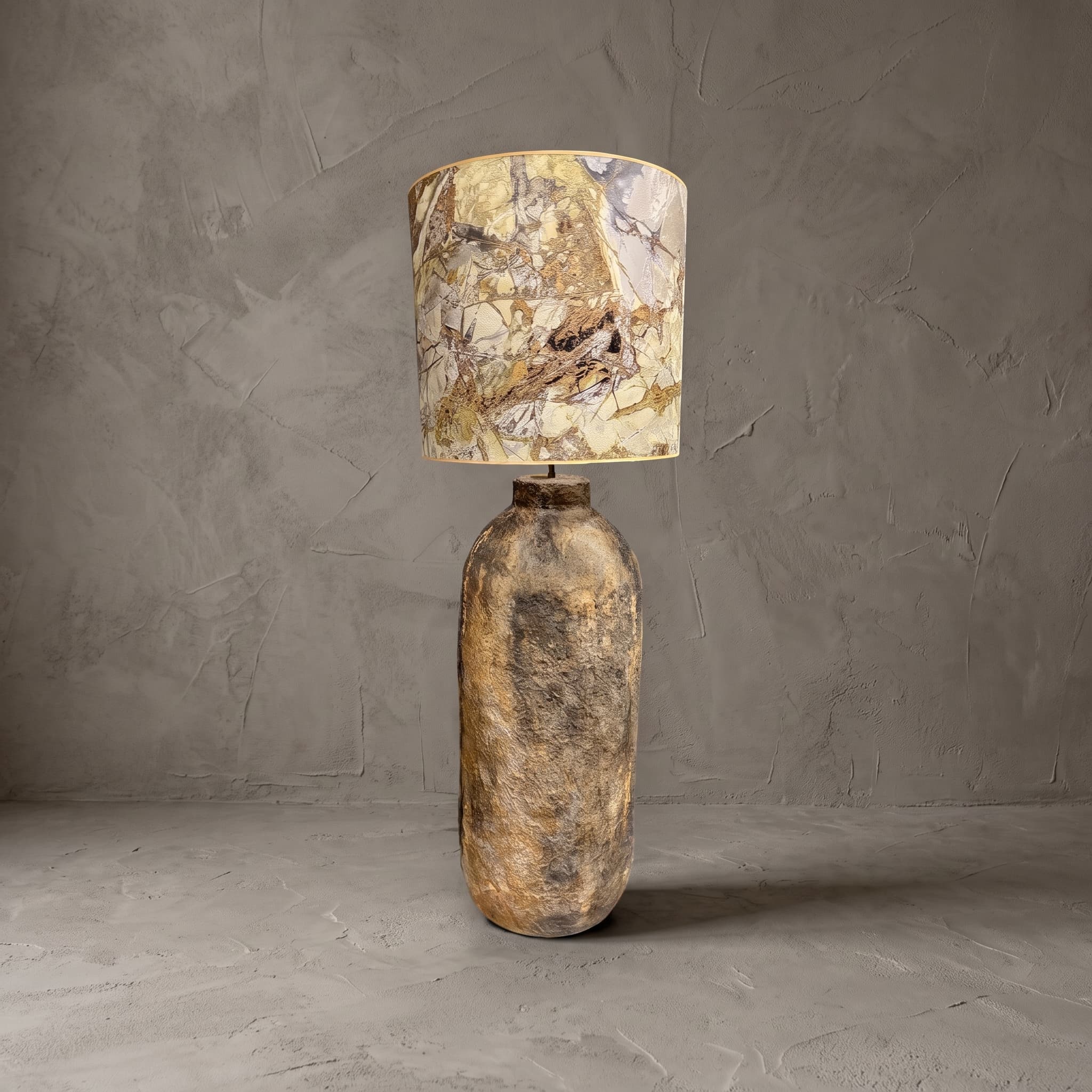 Lamp Gurat van polystone, flesvorm, lamp van polystone als langwerpige fles in bruin en oker, vooraanzicht