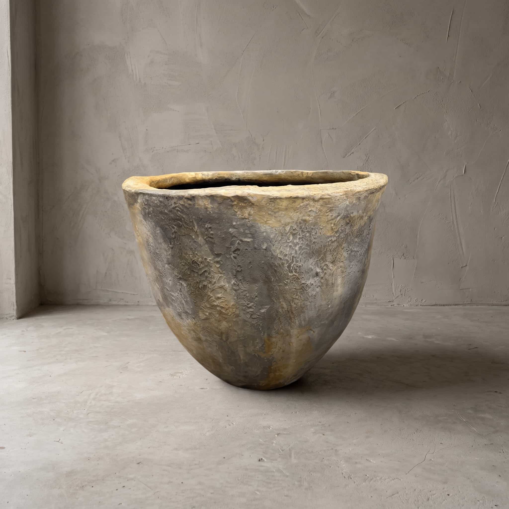 Pot van polystone, kegelvorm, 50 cm, vooraanzicht van de brede tapse pot met een dikke rand en een grijs en okergeel gevlekte wand