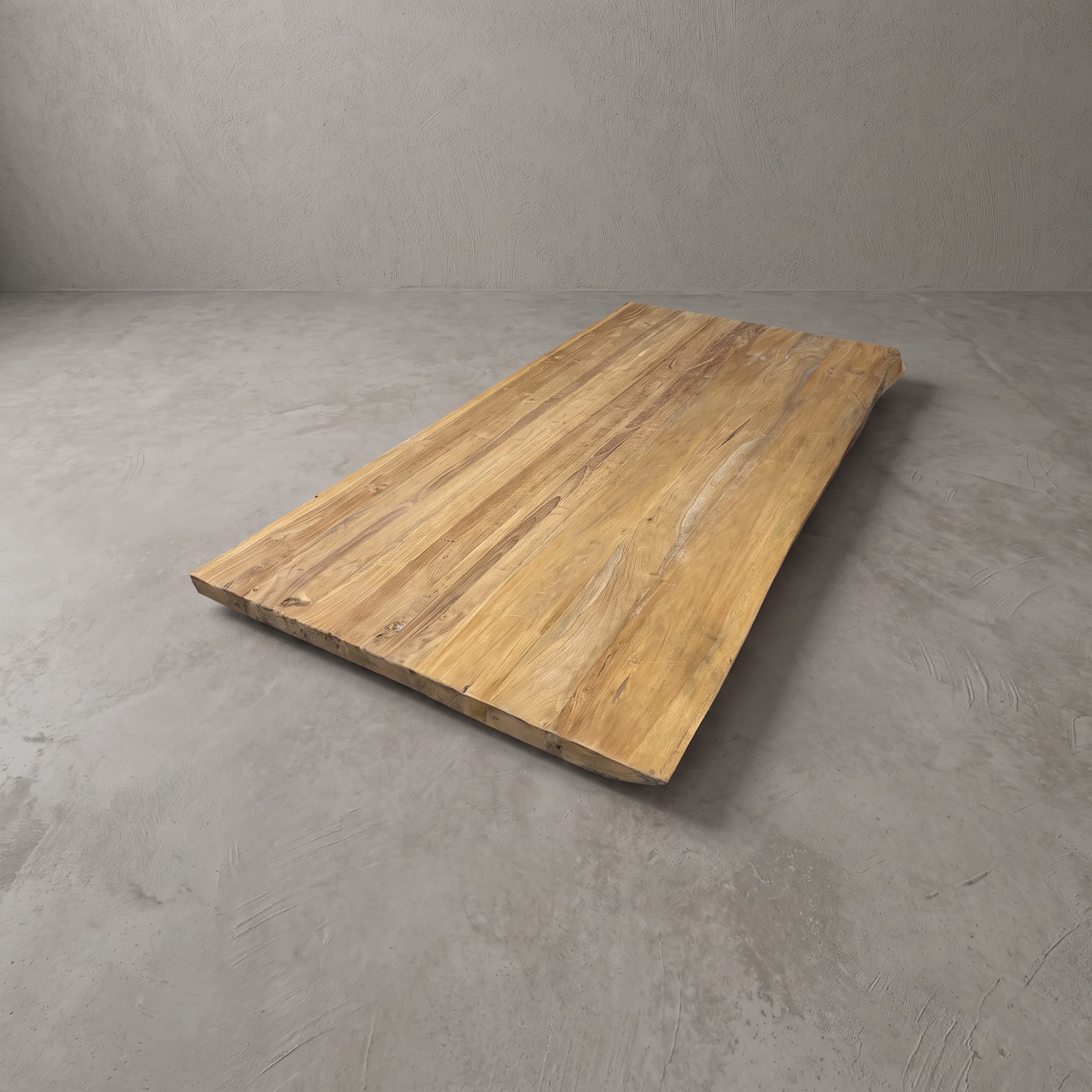 Tafelblad Kulitan van gerecycled teak, schuin van bovenaf, met smalle latten in de lengte op een grijze betonvloer