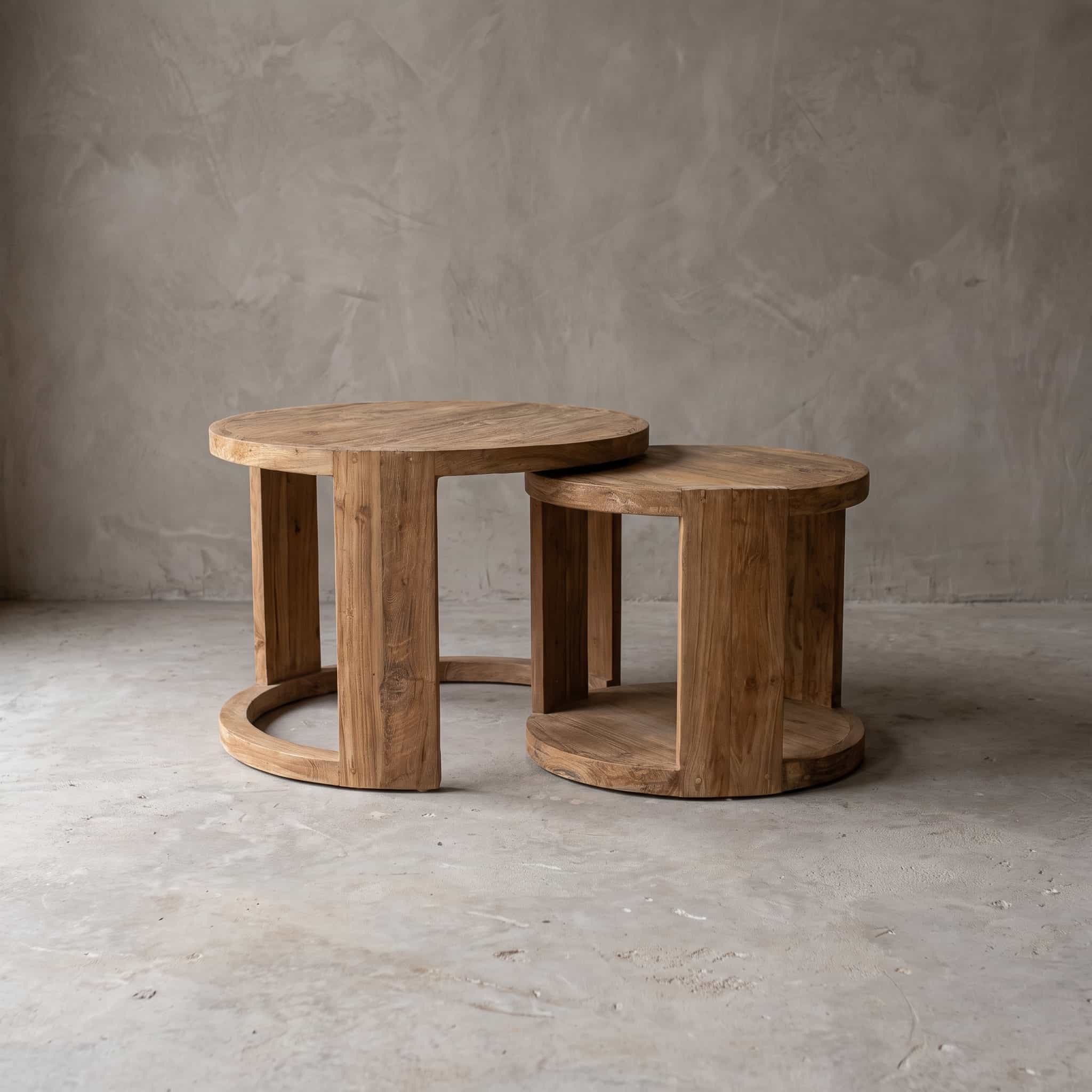 Salontafel Donny van teak, set van 2, twee ronde tafels op brede plankpoten en ronde voeten, de kleine half onder de grote geschoven