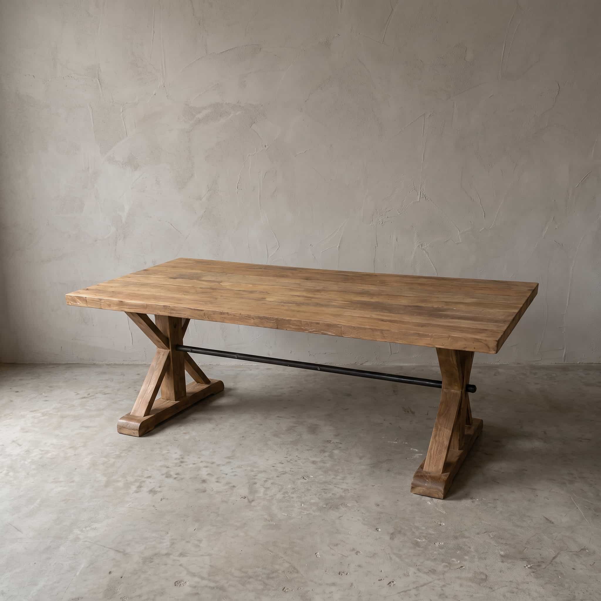 Eettafel Balok Palang van gerecycled hardhout, vooraanzicht van het plankenblad op twee X-vormige poten met een stang