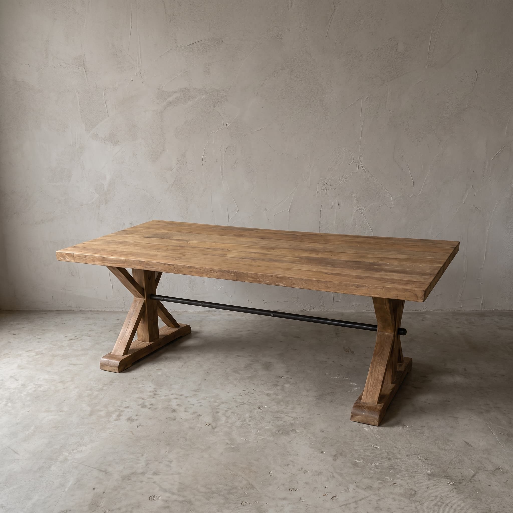 Eettafel Balok Palang van gerecycled hardhout, vooraanzicht van het plankenblad op twee X-vormige poten met een stang