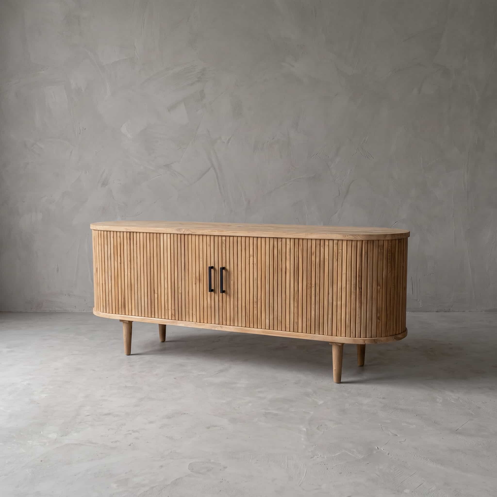 Tv-meubel Krepyak van gerecycled teak, schuin vooraanzicht met afgeronde uiteinden, verticale latten en vier ronde poten