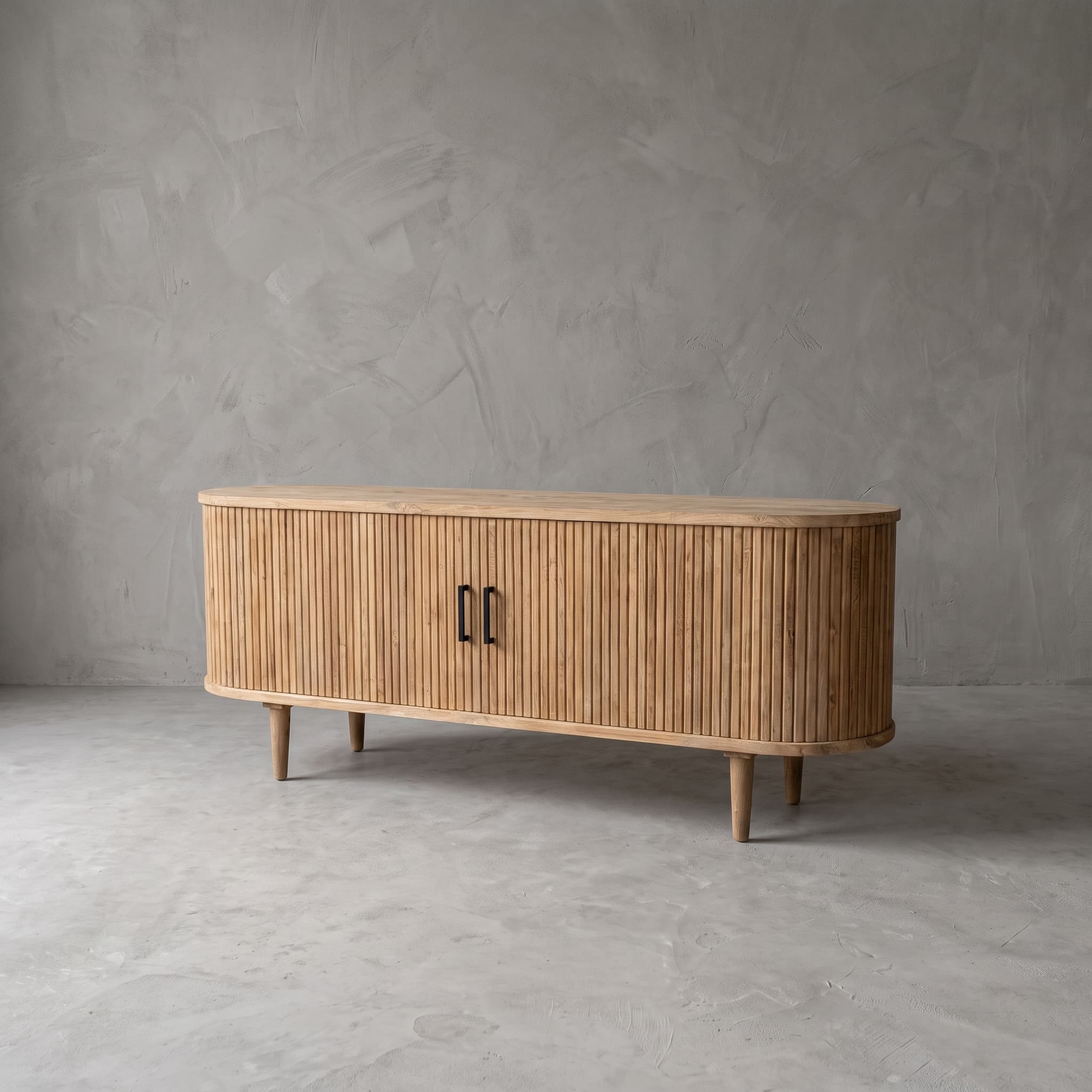 Tv-meubel Krepyak van gerecycled teak, schuin vooraanzicht met afgeronde uiteinden, verticale latten en vier ronde poten
