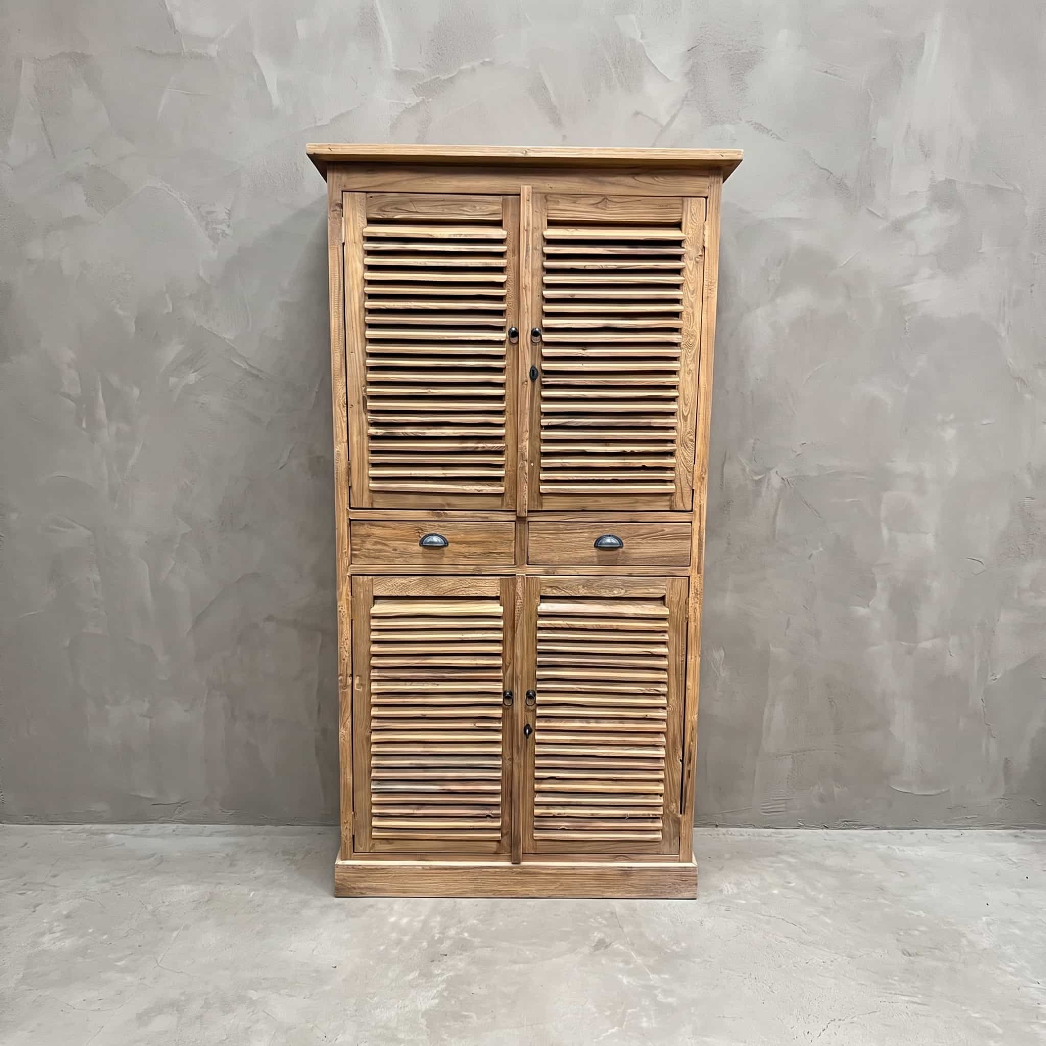 Kast Bali van gerecycled teak, vooraanzicht van vier lamellendeuren met twee lades in het midden