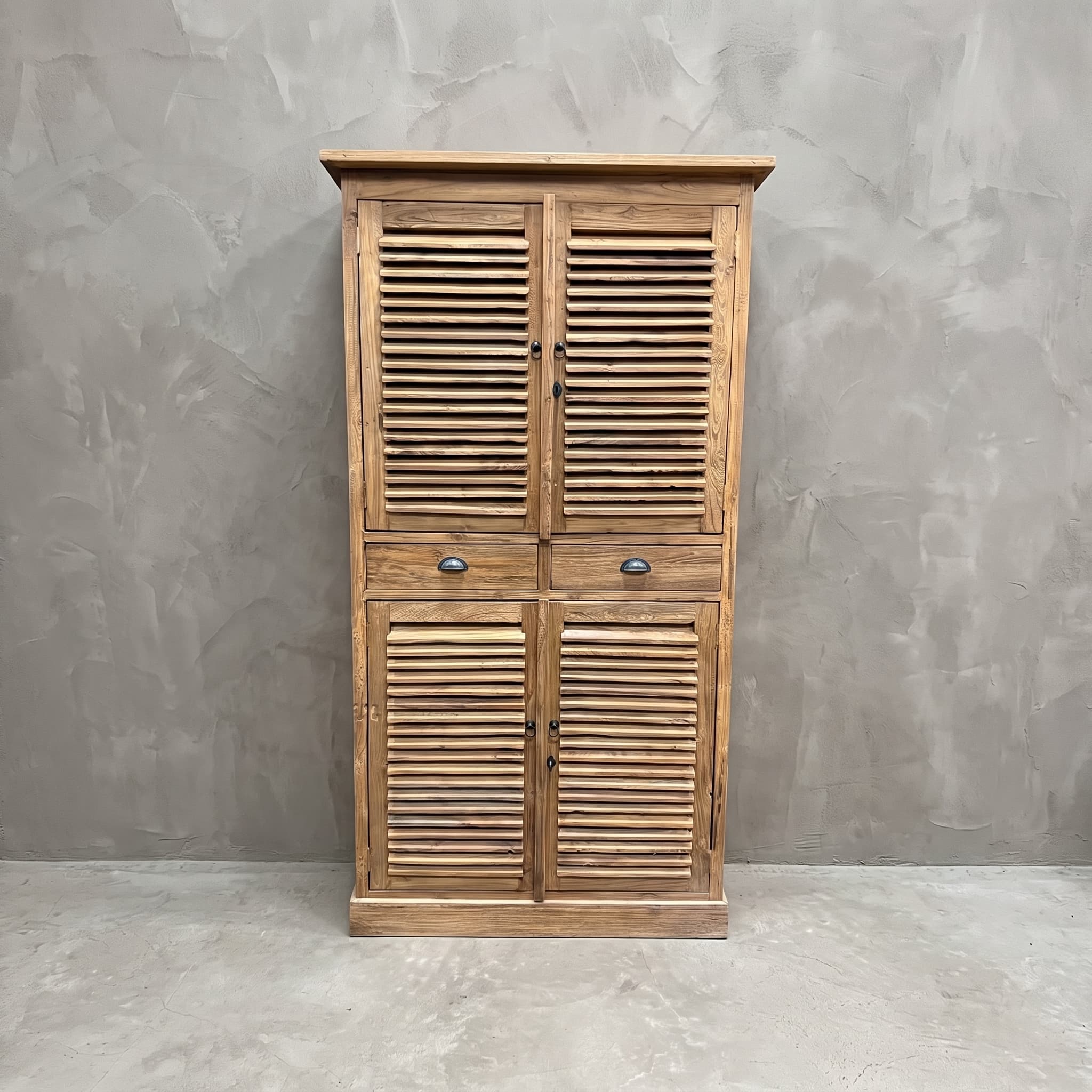 Kast Bali van gerecycled teak, vooraanzicht van vier lamellendeuren met twee lades in het midden