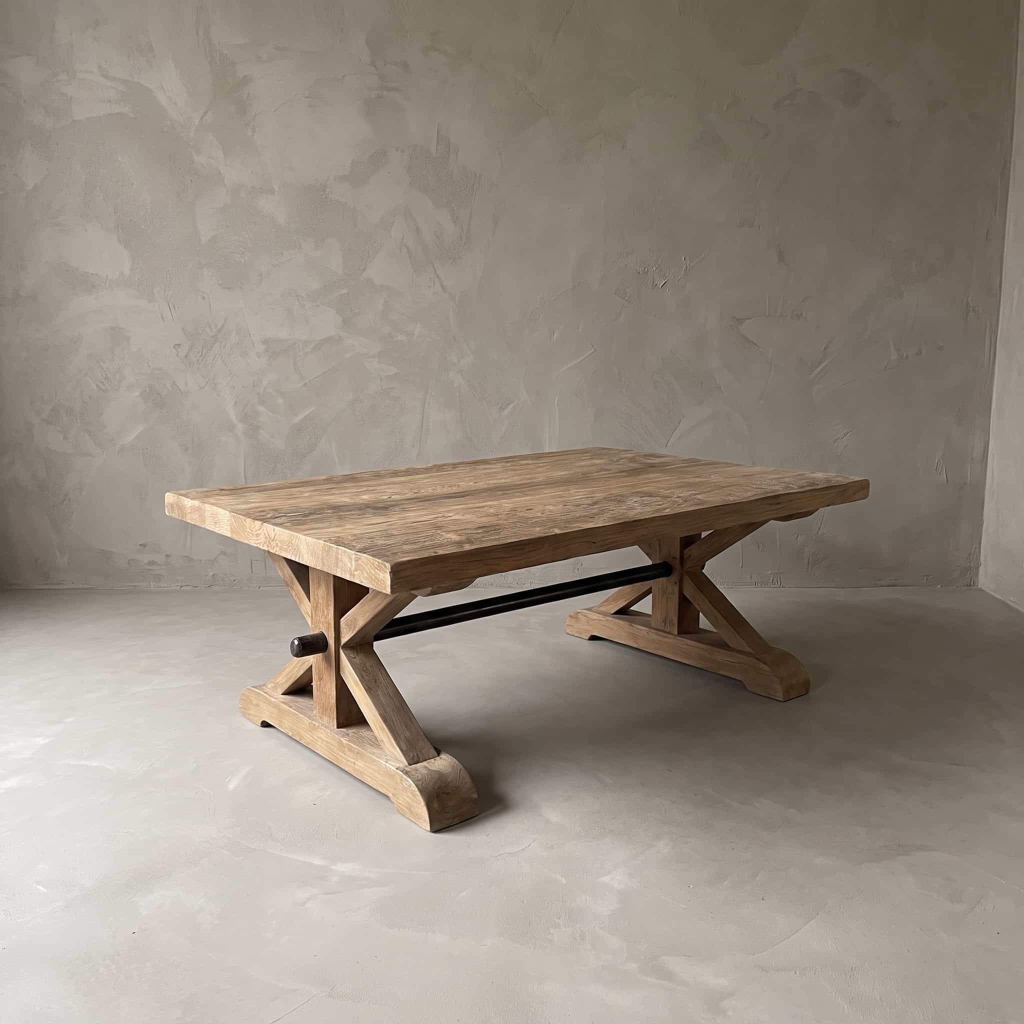 Salontafel Balok Palang van gerecycled hardhout, schuin vooraanzicht van het blad op gekruiste poten met een zwarte stang