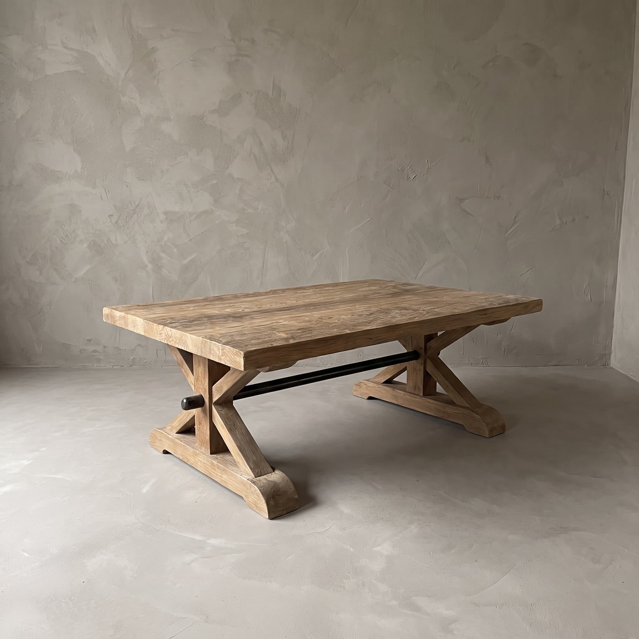 Salontafel Balok Palang van gerecycled hardhout, schuin vooraanzicht van het blad op gekruiste poten met een zwarte stang