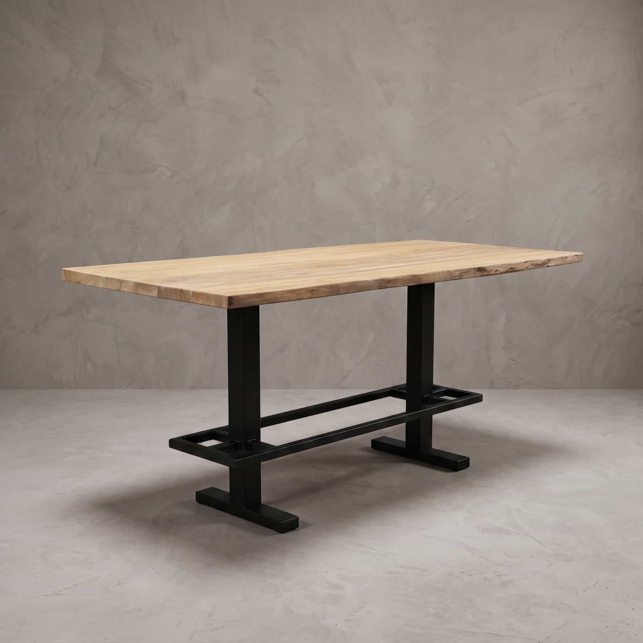 Kulitan tafelblad met boomstamrand op het stalen baronderstel Jeroen, gepoedercoat in Jet Black Fine Texture.