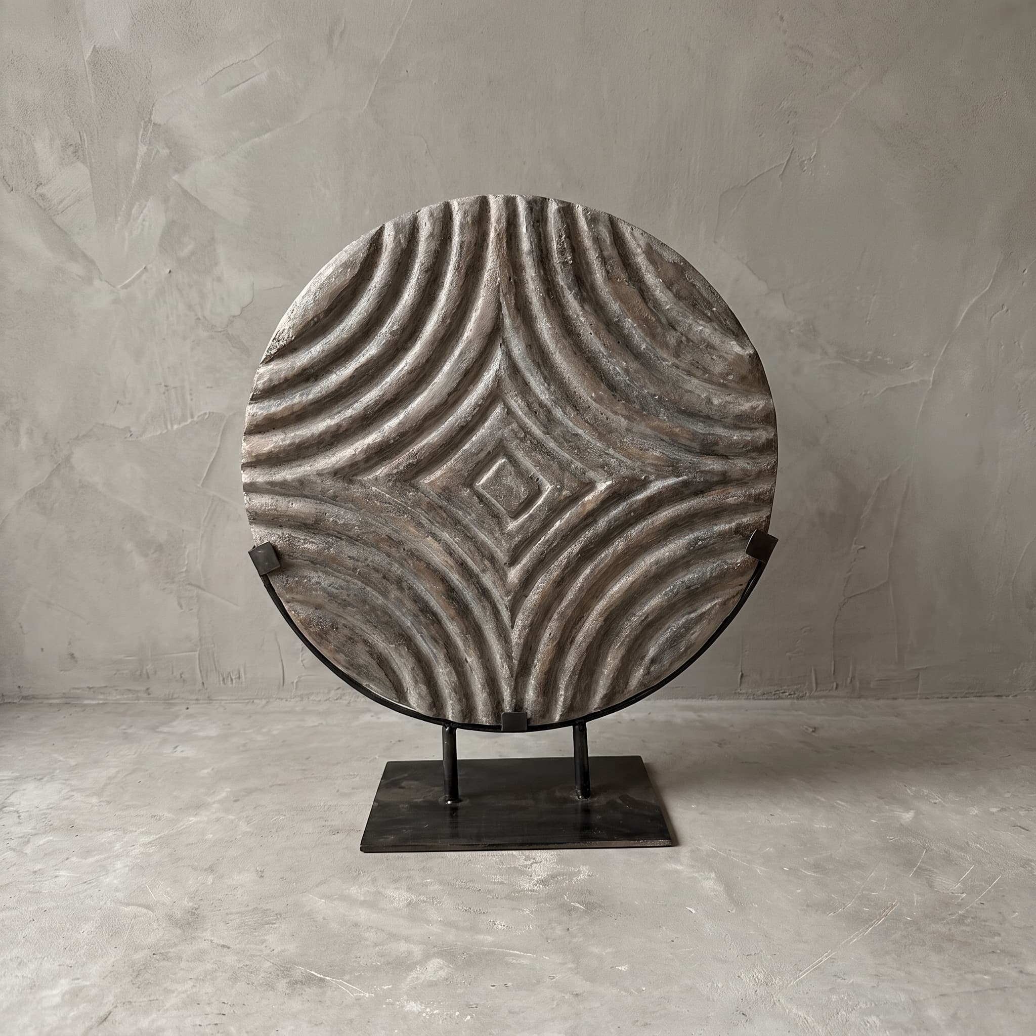 Sokkel Melengkung van polystone, vooraanzicht van de ronde schijf met gebogen ribbels in een zwarte beugel