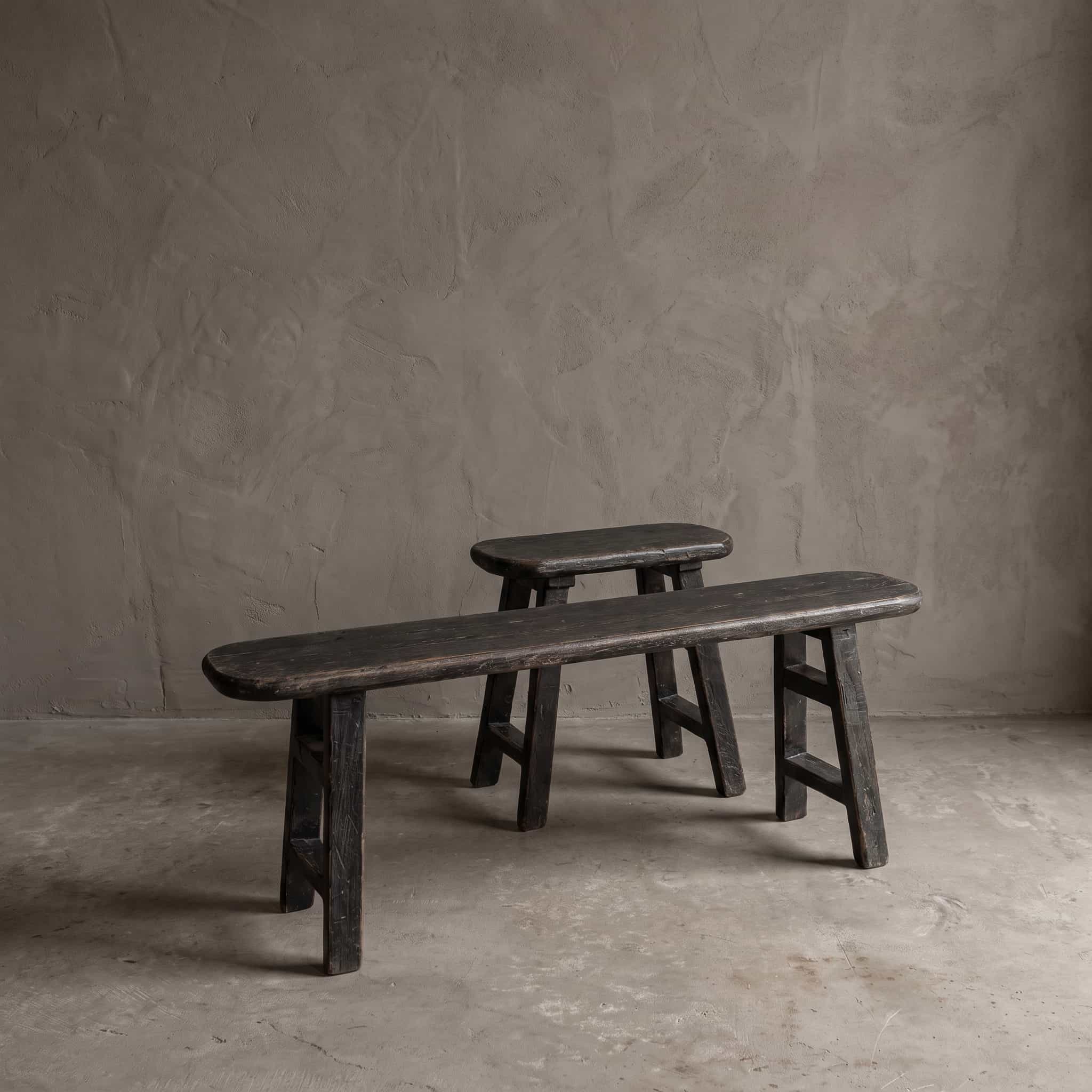 Bank School van gerecycled teak, ovaal, Black Wash, zwarte banken uit de serie achter elkaar, schuin van voren