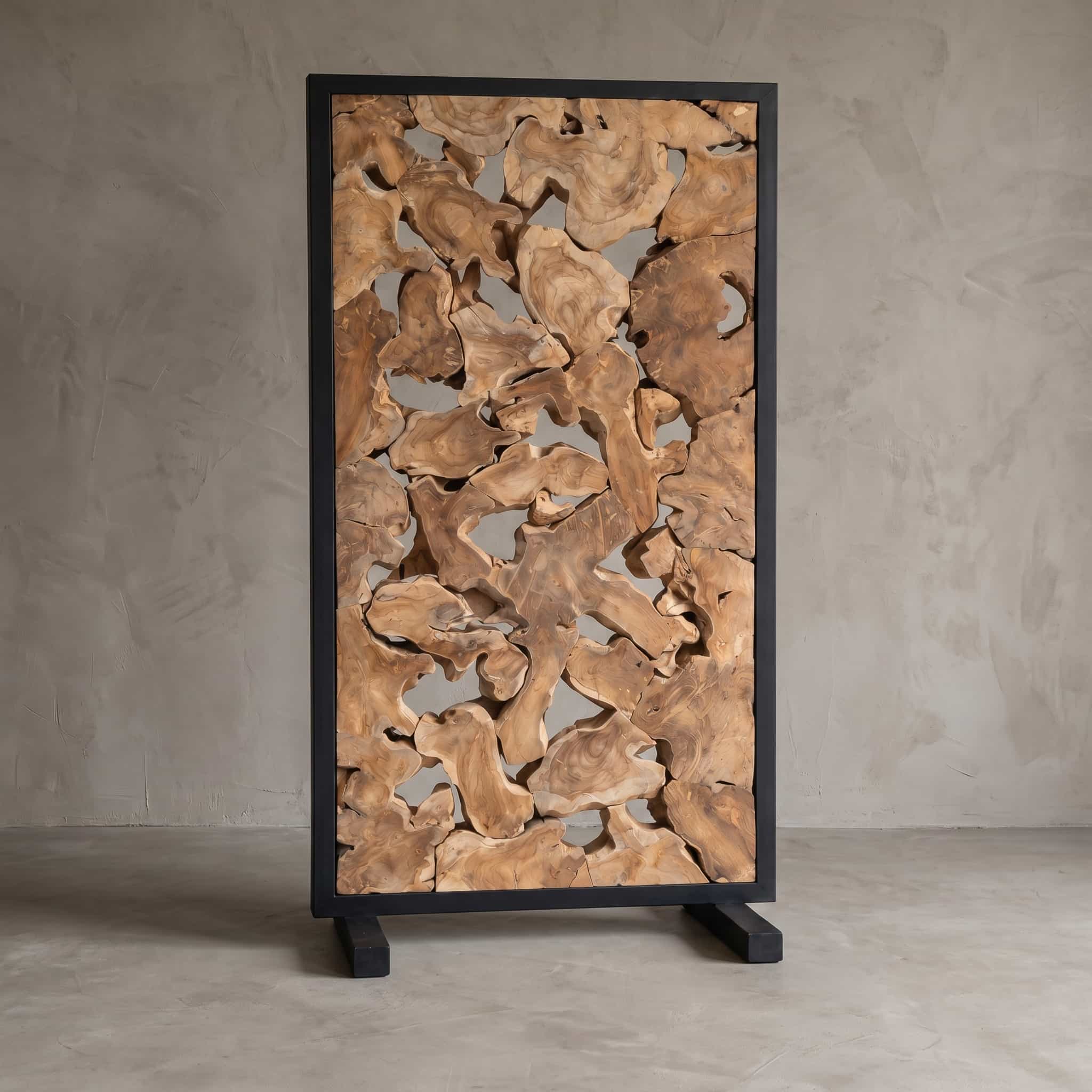 Roomdivider Sirus van gerecycled teak, vooraanzicht van het zwarte frame met onregelmatige stukken hout en open plekken