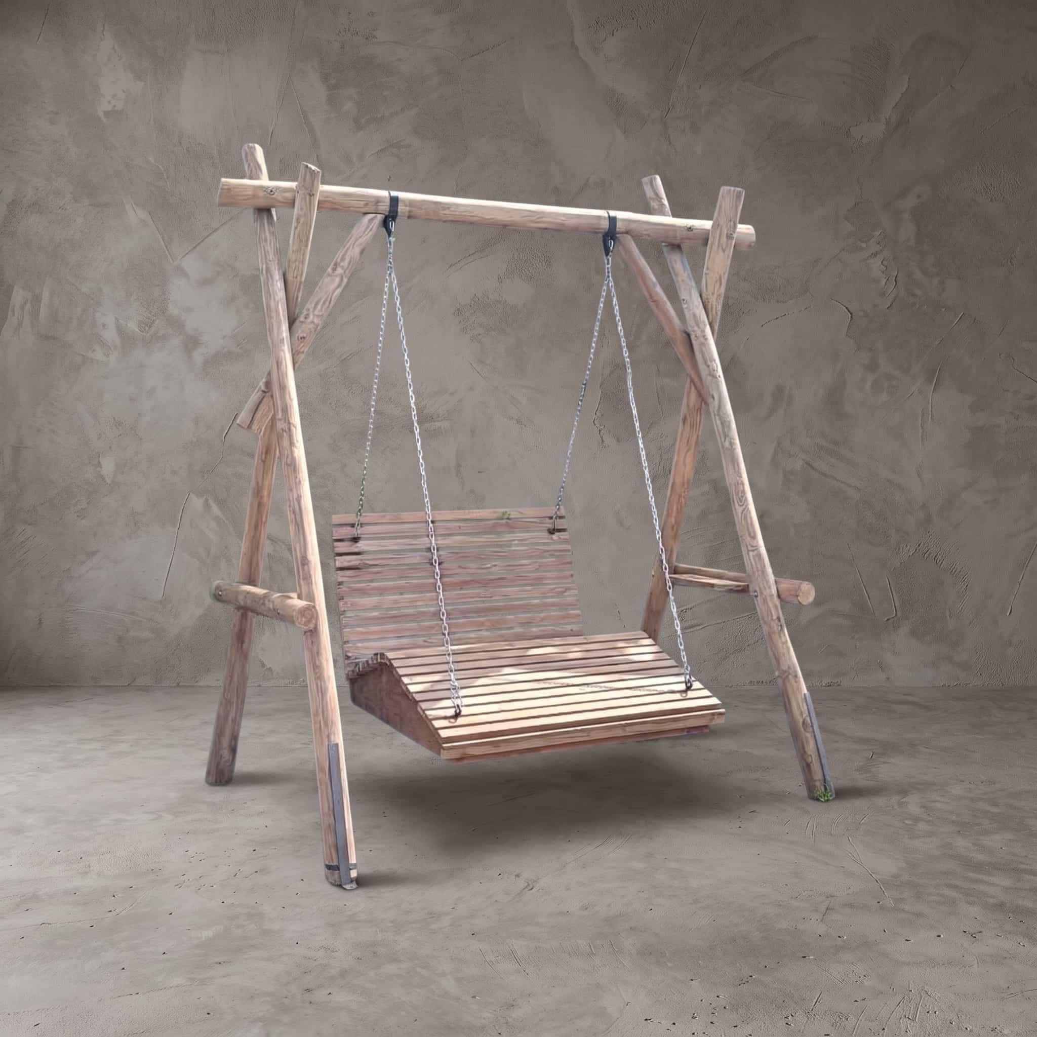 Schommelbed van teak, vooraanzicht van de gebogen lattenzitting aan vier kettingen onder een frame van ronde palen